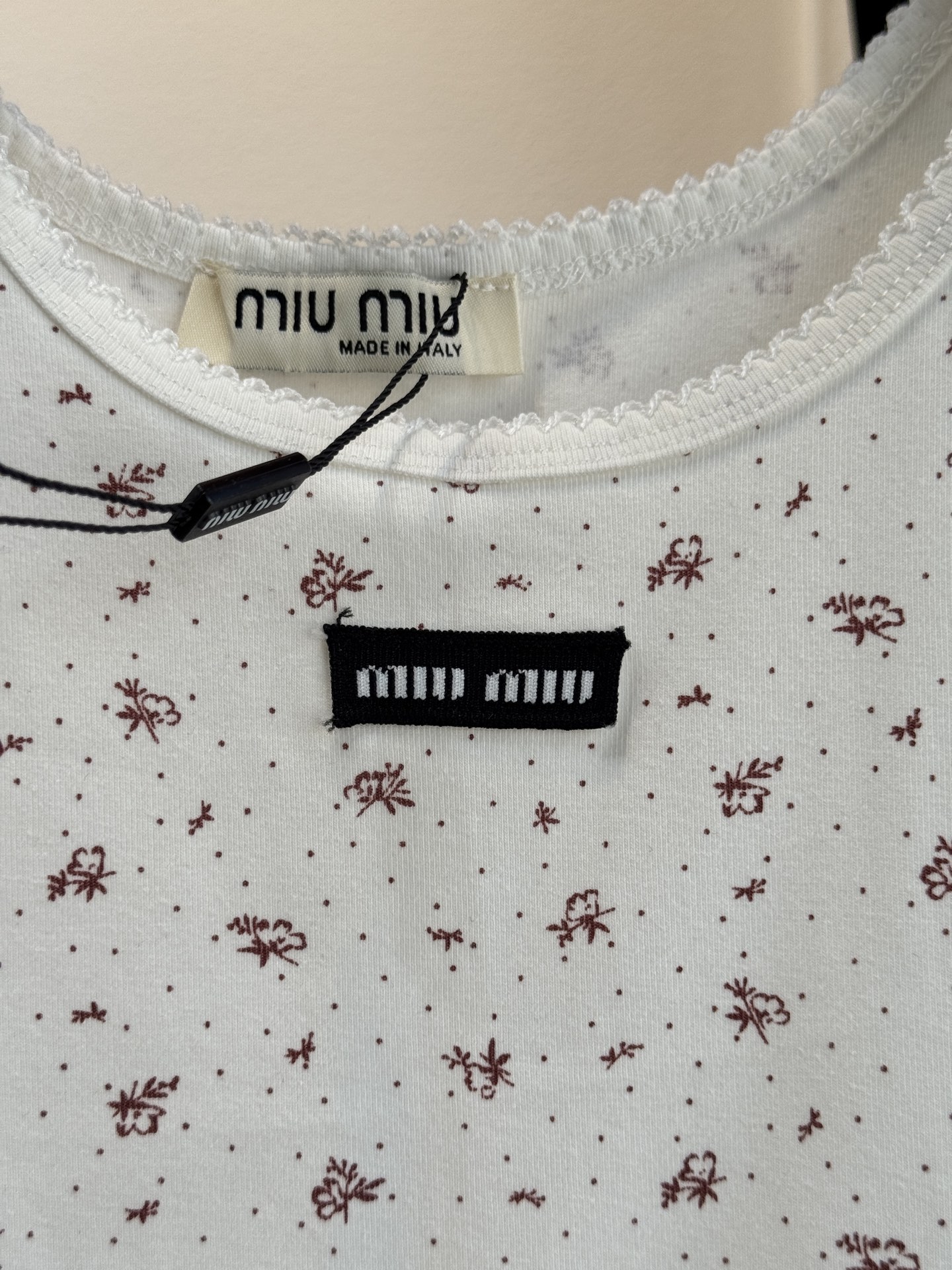 Miu 碎花背心采用修身无袖背心版型，贴合上半身线条，能勾勒肩颈与腰线美感；宽肩带设计兼顾舒适度与支撑性