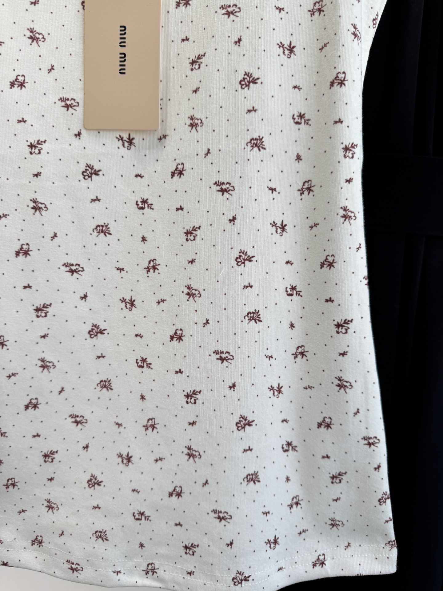 Miu 碎花背心采用修身无袖背心版型，贴合上半身线条，能勾勒肩颈与腰线美感；宽肩带设计兼顾舒适度与支撑性