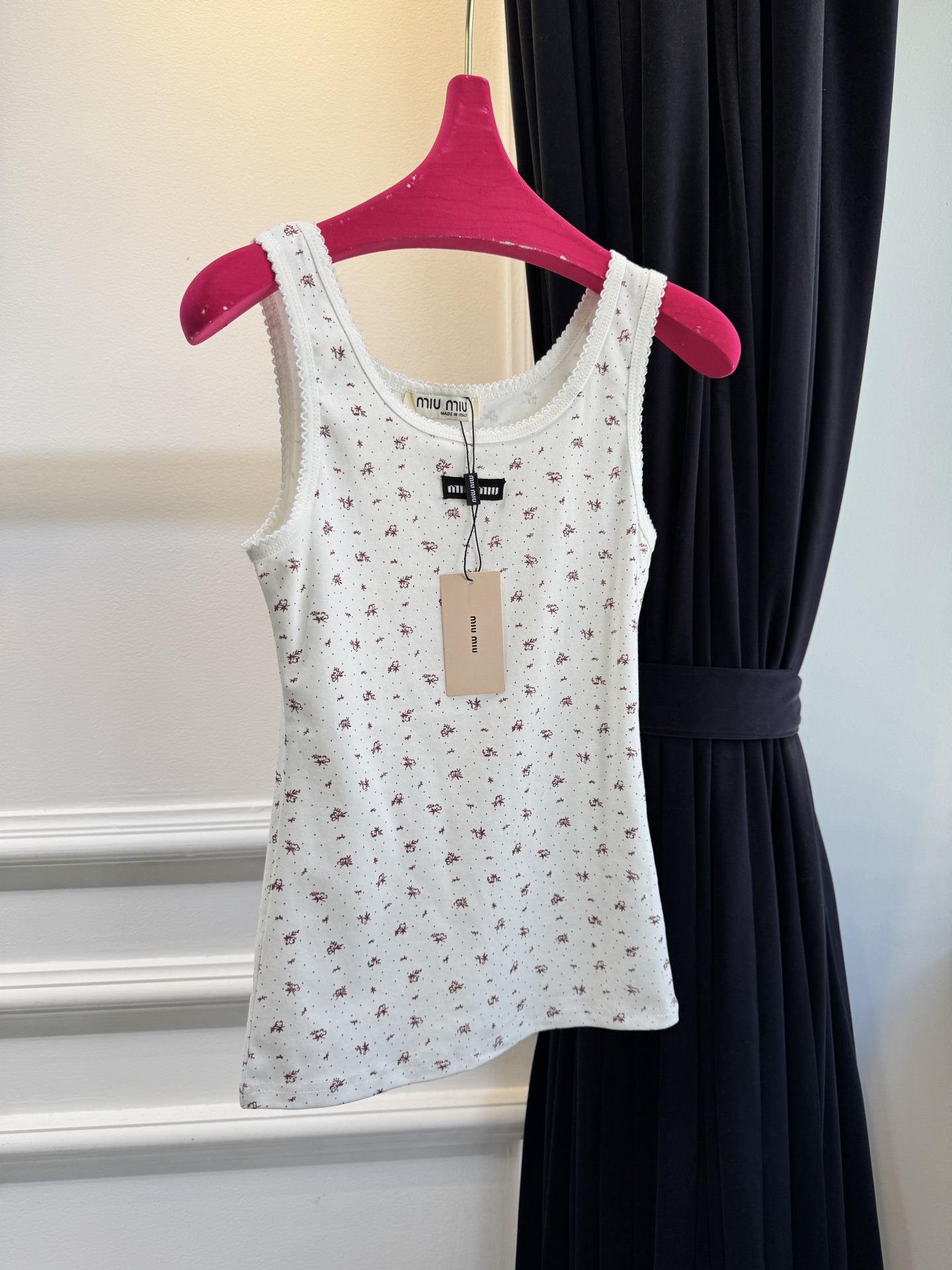 Miu 碎花背心采用修身无袖背心版型，贴合上半身线条，能勾勒肩颈与腰线美感；宽肩带设计兼顾舒适度与支撑性