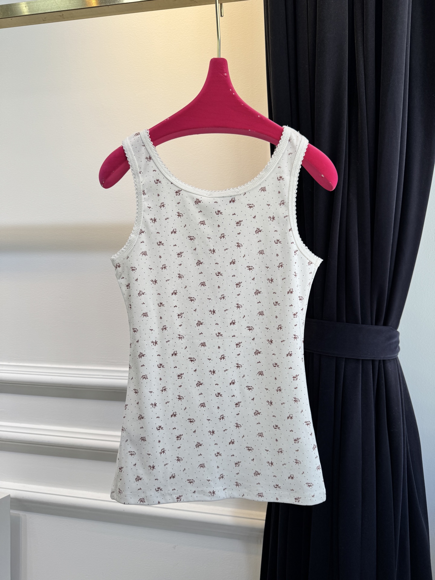 Miu 碎花背心采用修身无袖背心版型，贴合上半身线条，能勾勒肩颈与腰线美感；宽肩带设计兼顾舒适度与支撑性