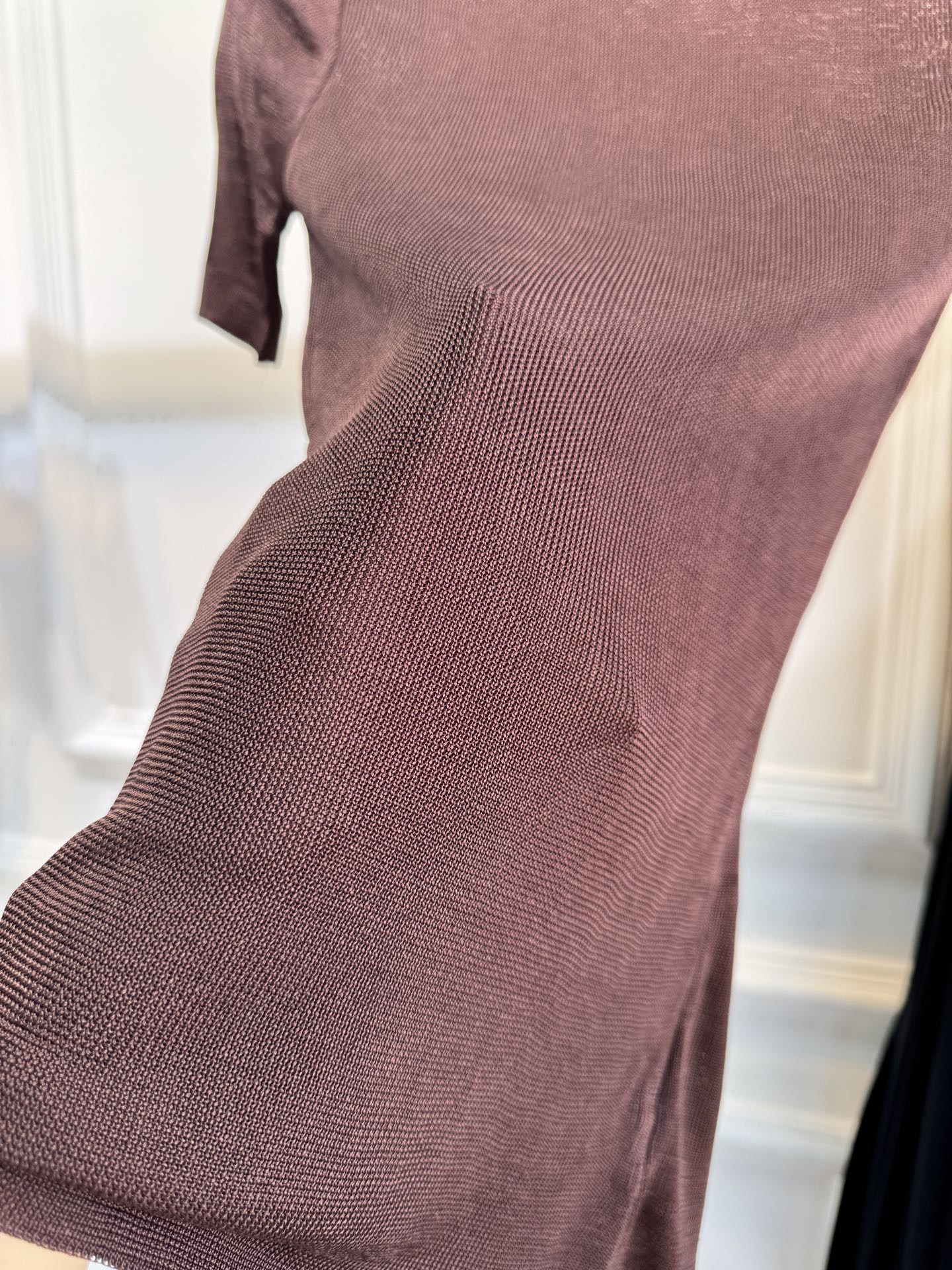 Self-Portrait 拼色微透高领上衣采用修身罗纹针织短袖连体衣，撞色细节打破单色针织的单调，罗纹