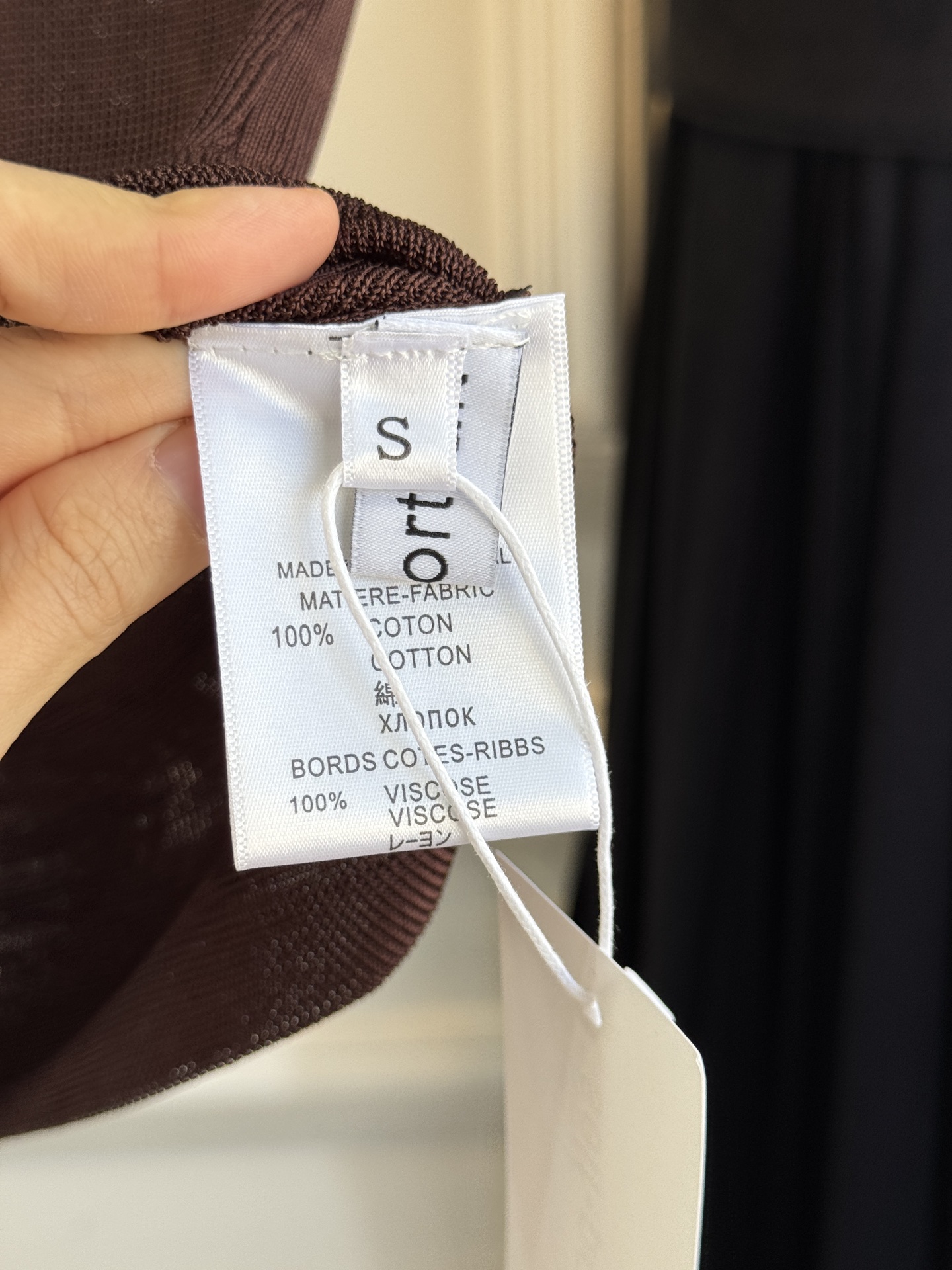 Self-Portrait 拼色微透高领上衣采用修身罗纹针织短袖连体衣，撞色细节打破单色针织的单调，罗纹