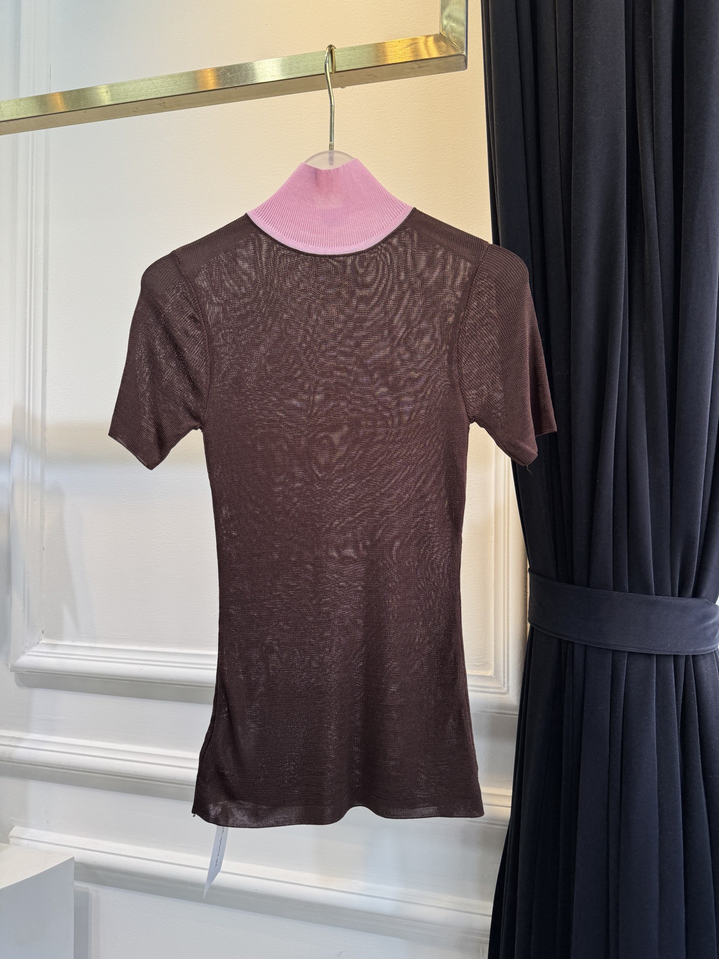 Self-Portrait 拼色微透高领上衣采用修身罗纹针织短袖连体衣，撞色细节打破单色针织的单调，罗纹