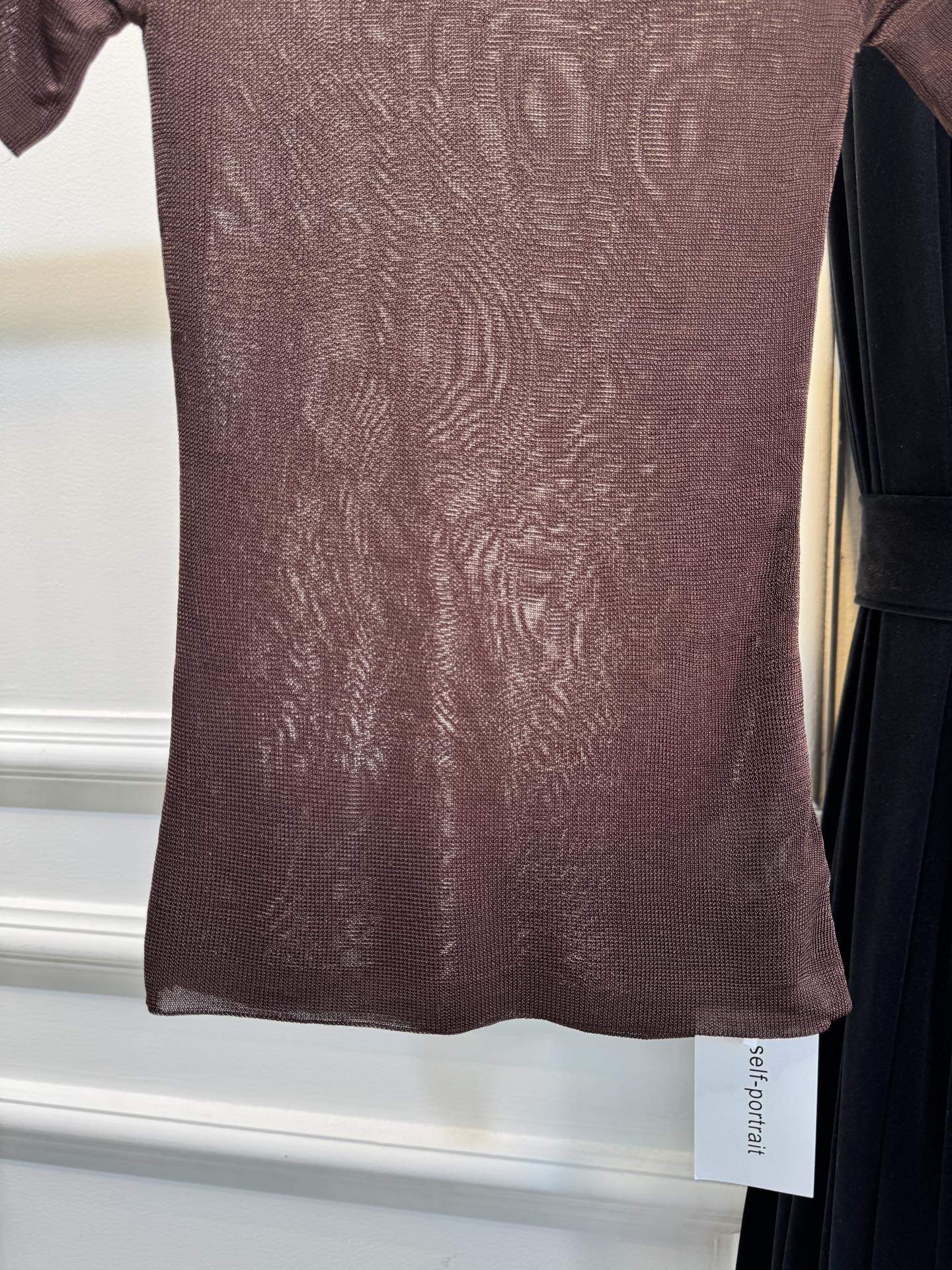 Self-Portrait 拼色微透高领上衣采用修身罗纹针织短袖连体衣，撞色细节打破单色针织的单调，罗纹