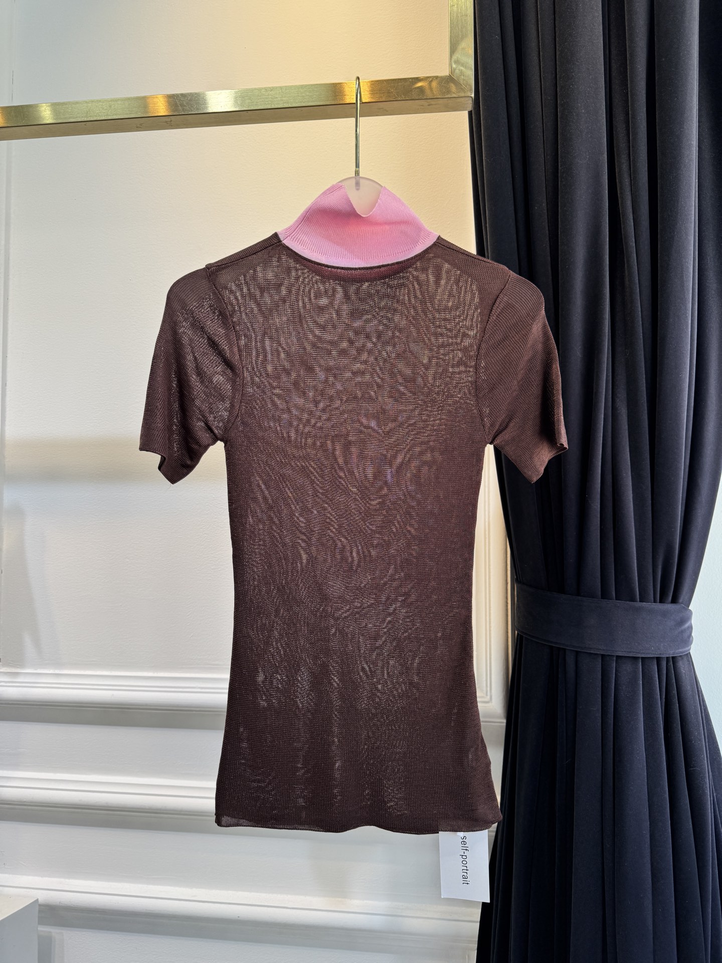 Self-Portrait 拼色微透高领上衣采用修身罗纹针织短袖连体衣，撞色细节打破单色针织的单调，罗纹