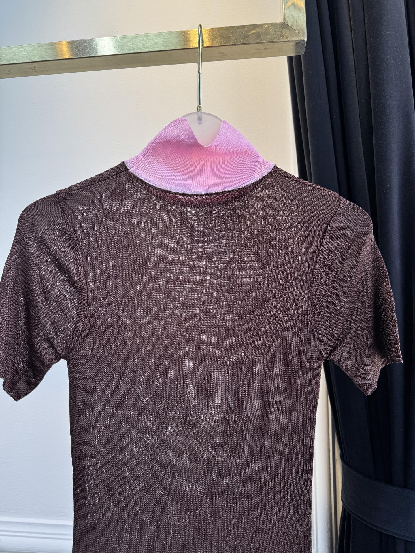 Self-Portrait 拼色微透高领上衣采用修身罗纹针织短袖连体衣，撞色细节打破单色针织的单调，罗纹