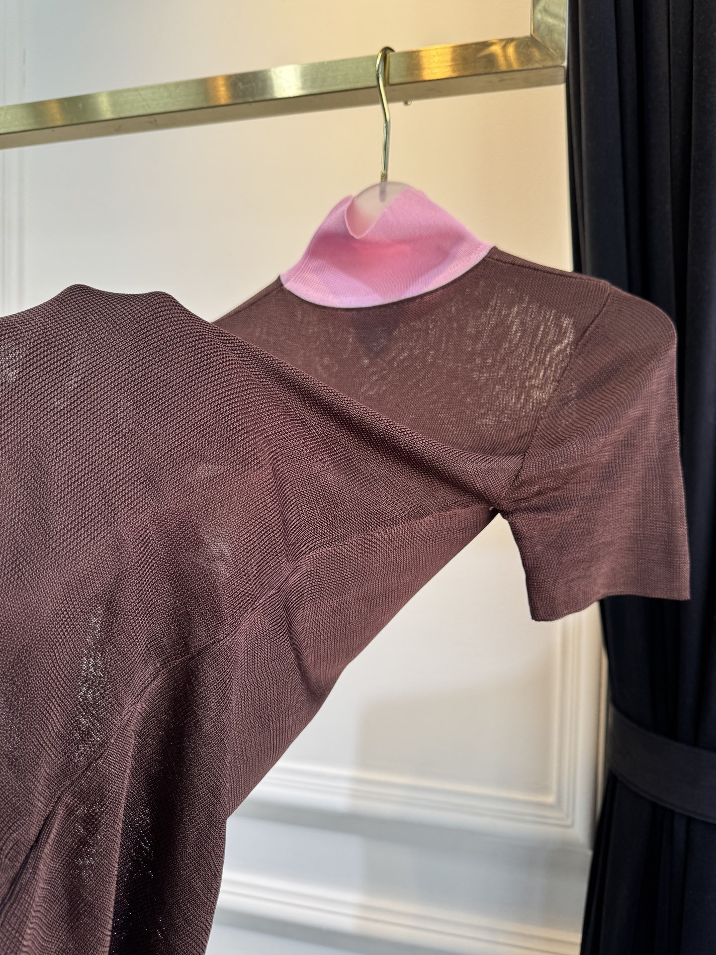 Self-Portrait 拼色微透高领上衣采用修身罗纹针织短袖连体衣，撞色细节打破单色针织的单调，罗纹