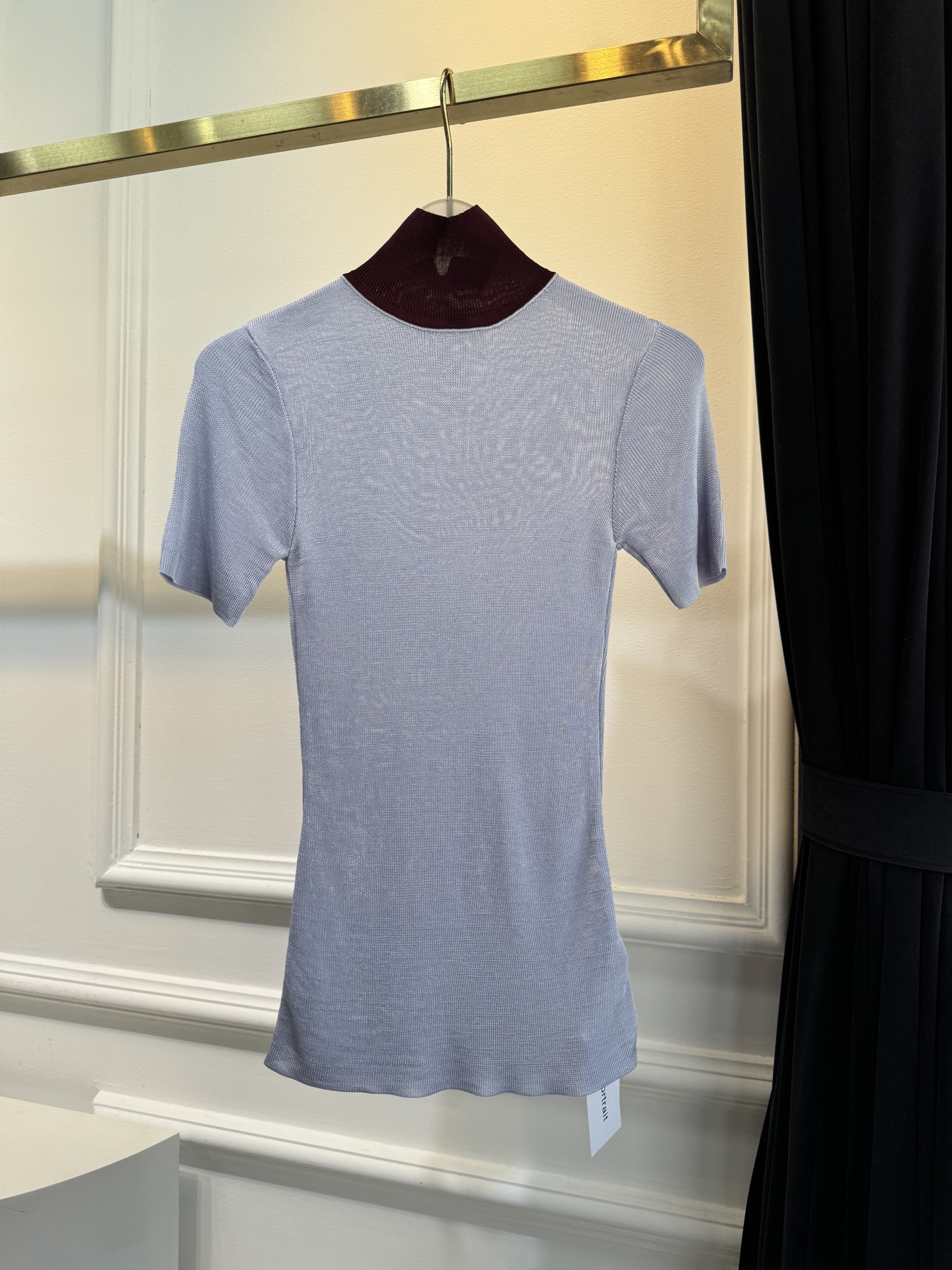 Self-Portrait 拼色微透高领上衣采用修身罗纹针织短袖连体衣，撞色细节打破单色针织的单调，罗纹