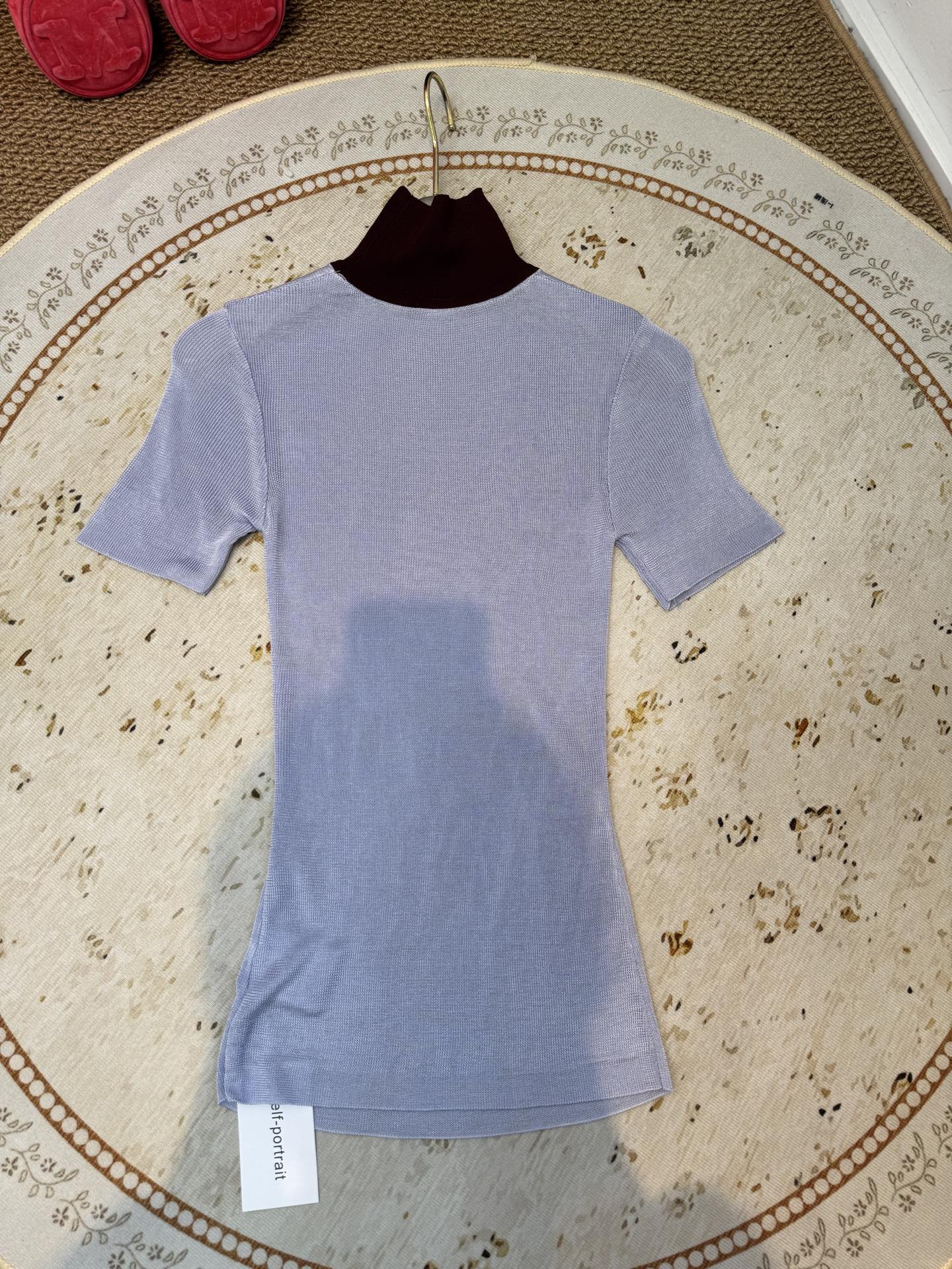 Self-Portrait 拼色微透高领上衣采用修身罗纹针织短袖连体衣，撞色细节打破单色针织的单调，罗纹