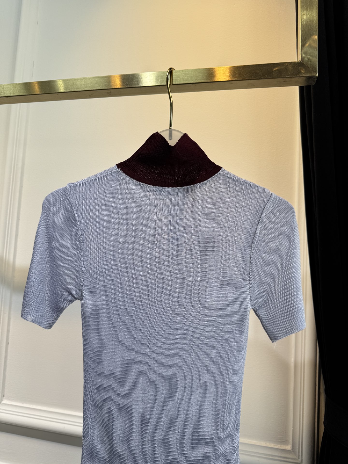 Self-Portrait 拼色微透高领上衣采用修身罗纹针织短袖连体衣，撞色细节打破单色针织的单调，罗纹