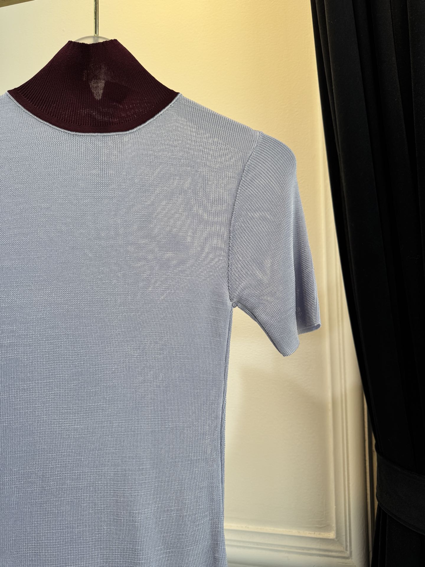 Self-Portrait 拼色微透高领上衣采用修身罗纹针织短袖连体衣，撞色细节打破单色针织的单调，罗纹