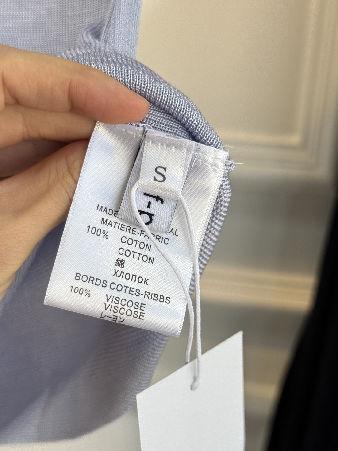 Self-Portrait 拼色微透高领上衣采用修身罗纹针织短袖连体衣，撞色细节打破单色针织的单调，罗纹