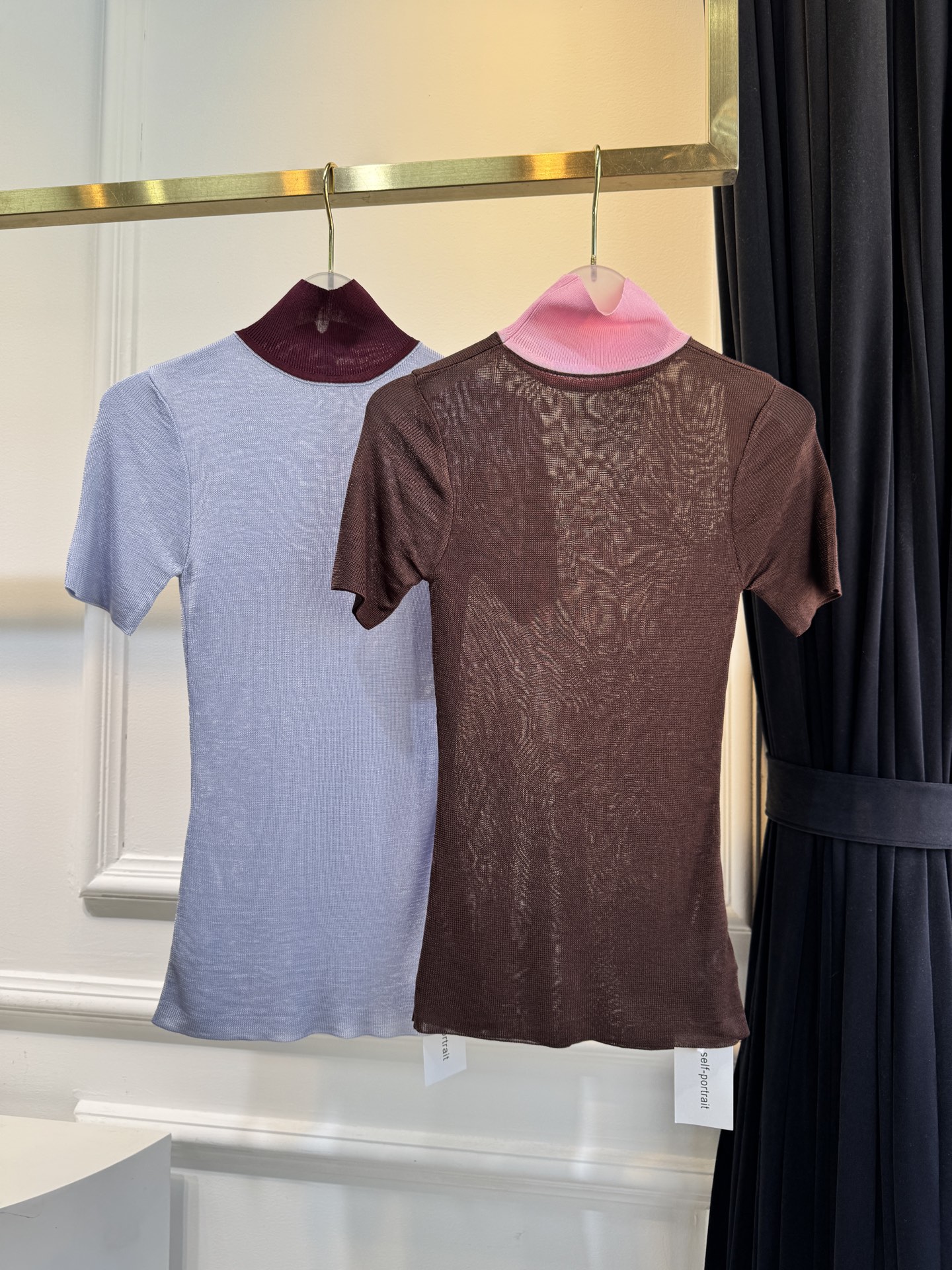 Self-Portrait 拼色微透高领上衣采用修身罗纹针织短袖连体衣，撞色细节打破单色针织的单调，罗纹