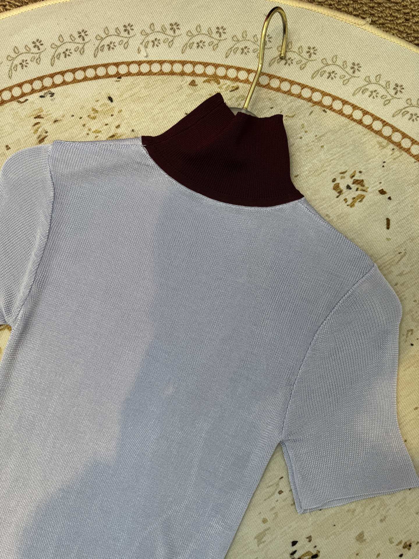 Self-Portrait 拼色微透高领上衣采用修身罗纹针织短袖连体衣，撞色细节打破单色针织的单调，罗纹