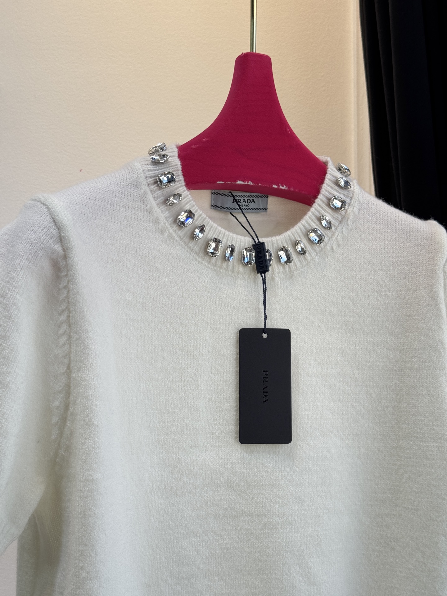 Pra*宝石💎短袖毛衣采用短袖圆领短款版型，修身剪裁贴合上半身线条，短款设计能拉高腰线，优化身材比例；面