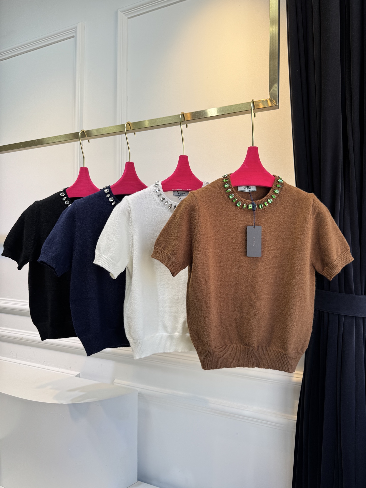 Pra*宝石💎短袖毛衣采用短袖圆领短款版型，修身剪裁贴合上半身线条，短款设计能拉高腰线，优化身材比例；面