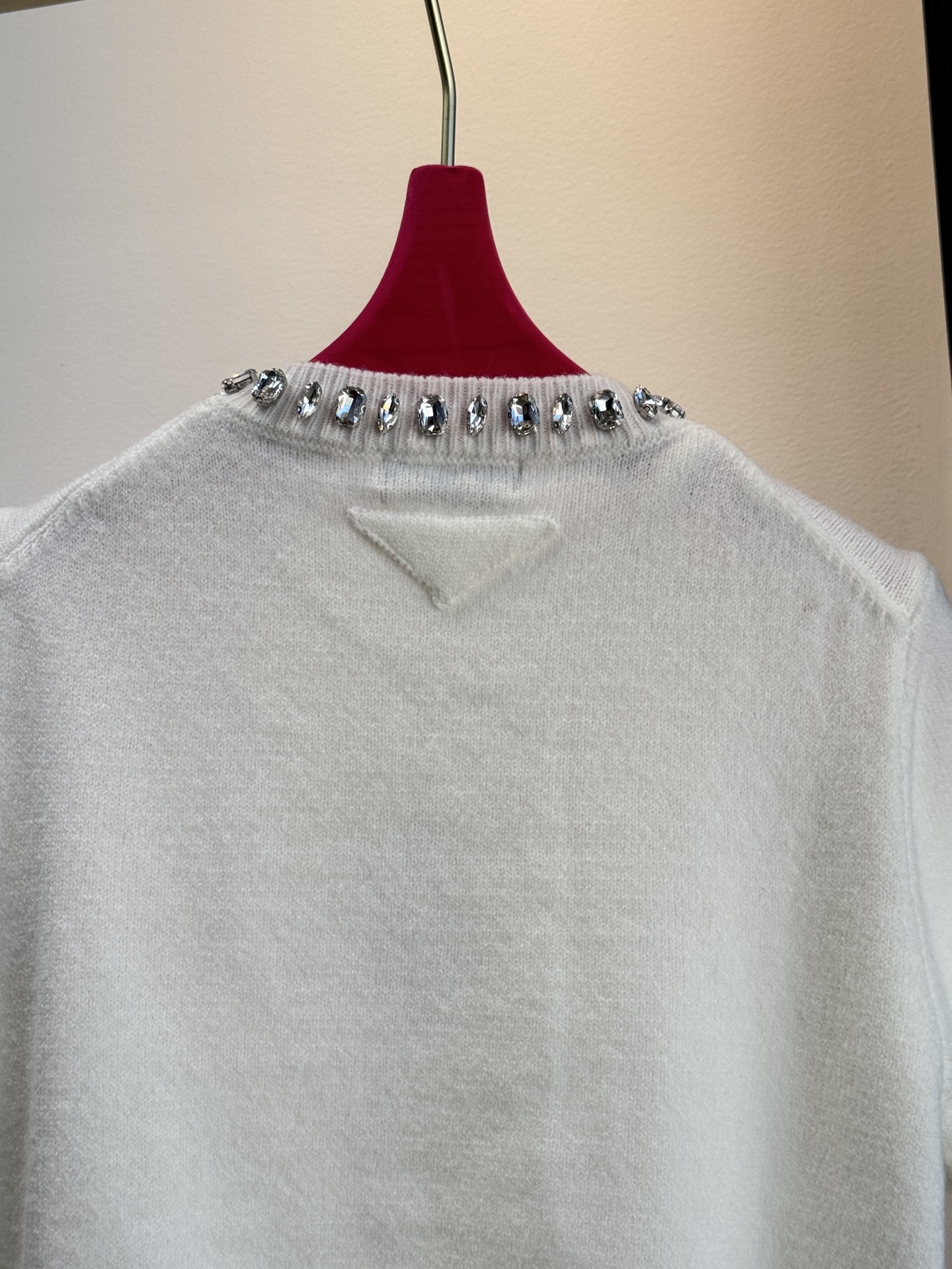 Pra*宝石💎短袖毛衣采用短袖圆领短款版型，修身剪裁贴合上半身线条，短款设计能拉高腰线，优化身材比例；面