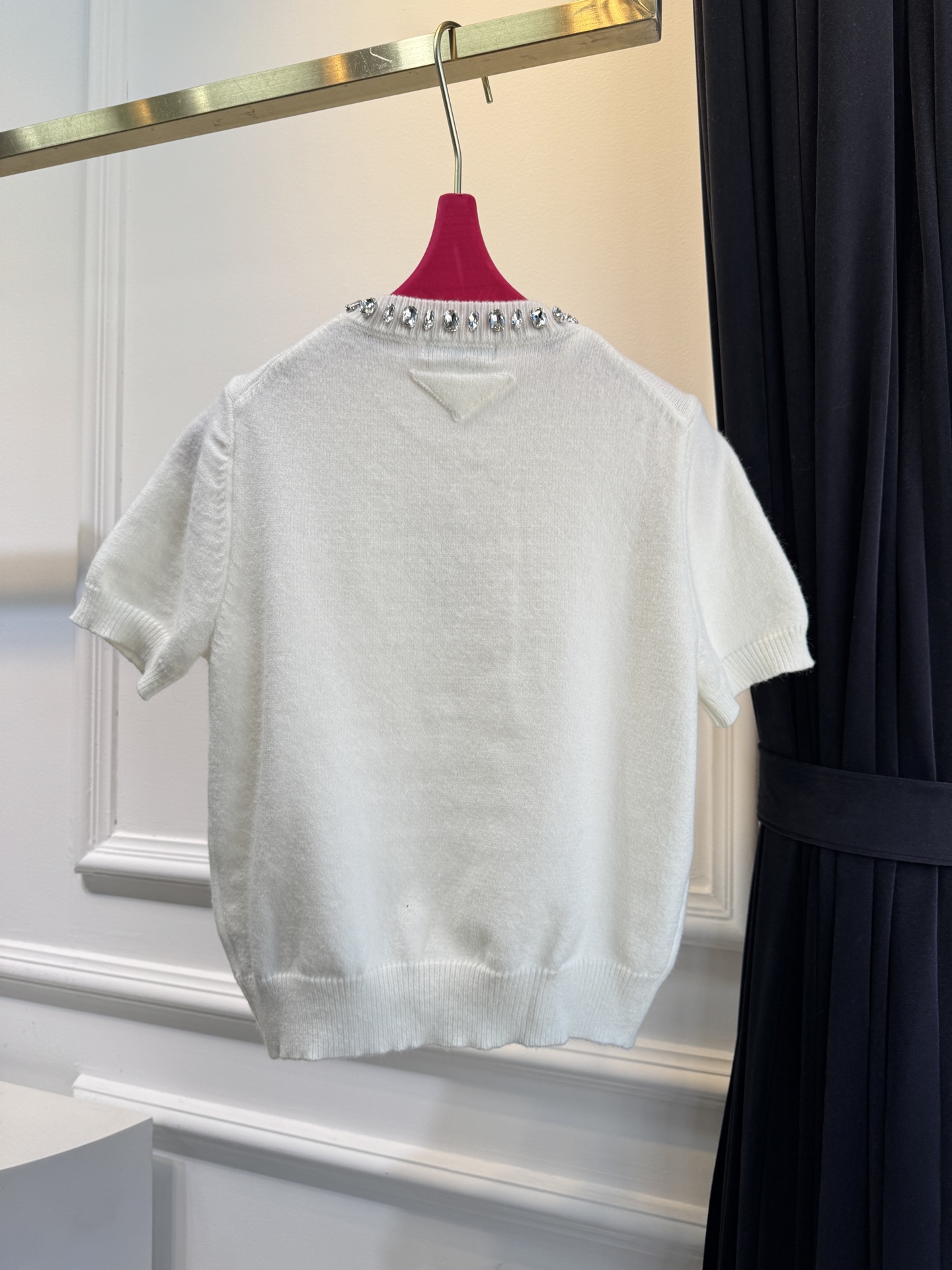 Pra*宝石💎短袖毛衣采用短袖圆领短款版型，修身剪裁贴合上半身线条，短款设计能拉高腰线，优化身材比例；面