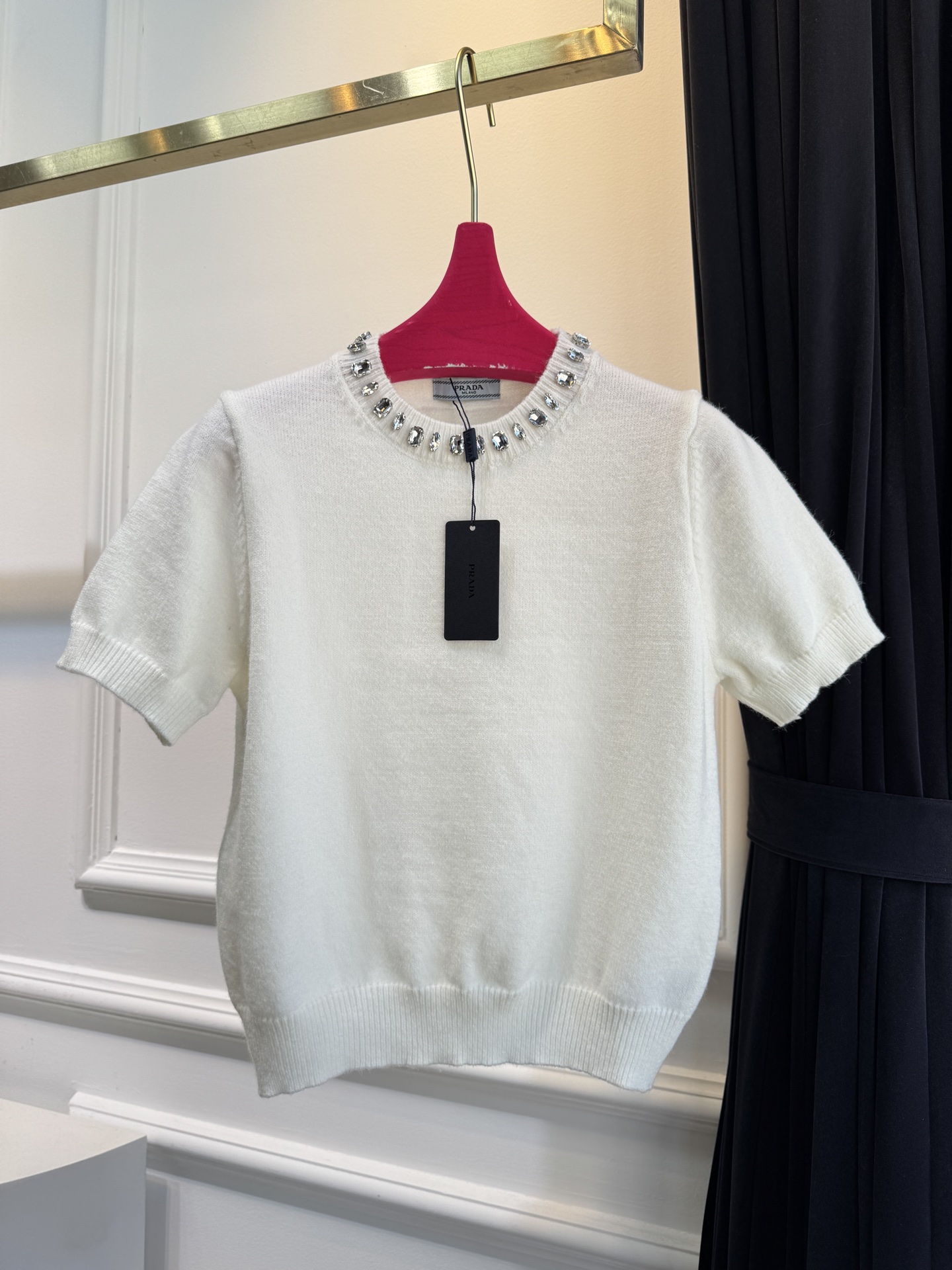 Pra*宝石💎短袖毛衣采用短袖圆领短款版型，修身剪裁贴合上半身线条，短款设计能拉高腰线，优化身材比例；面