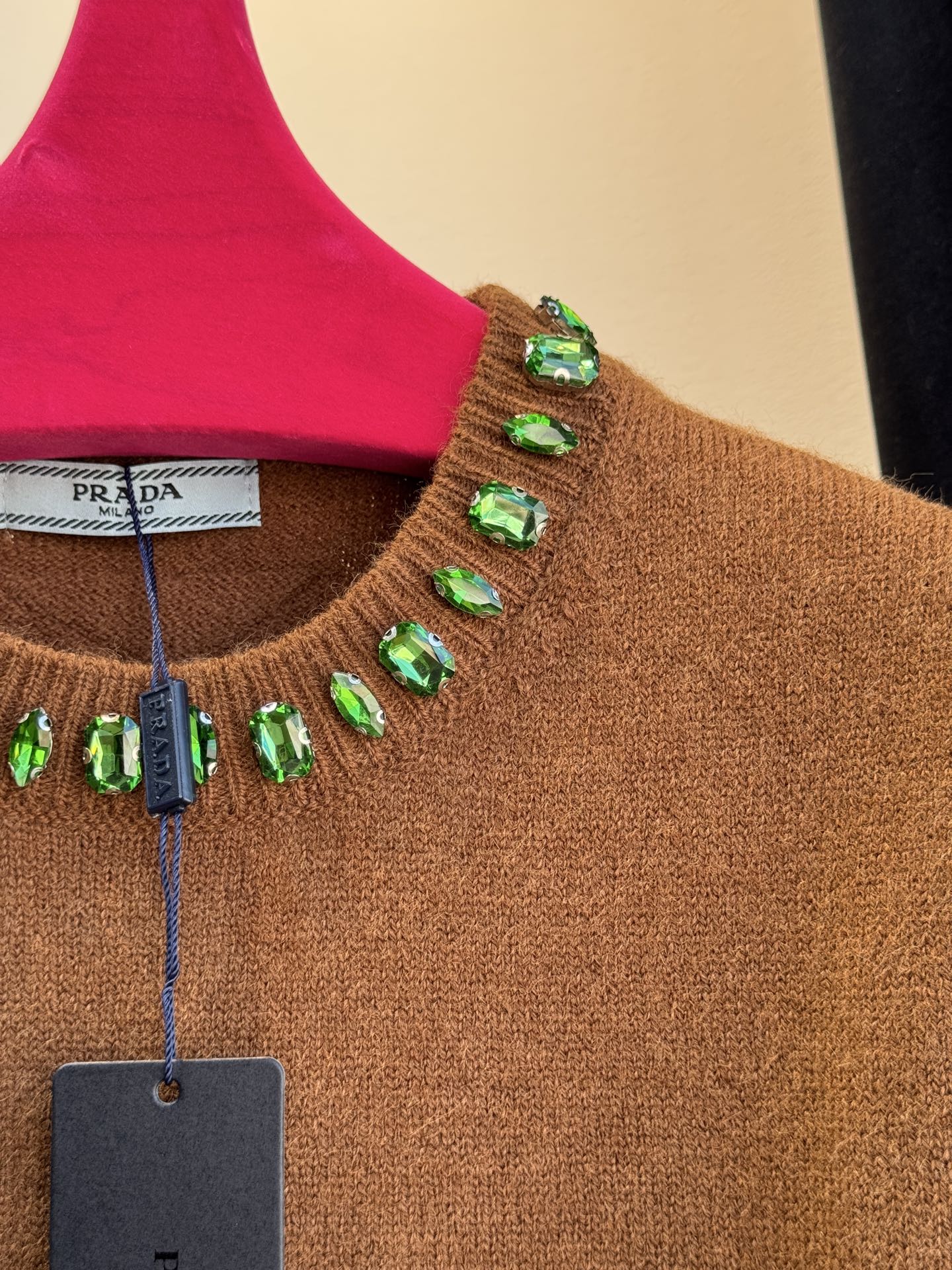 Pra*宝石💎短袖毛衣采用短袖圆领短款版型，修身剪裁贴合上半身线条，短款设计能拉高腰线，优化身材比例；面