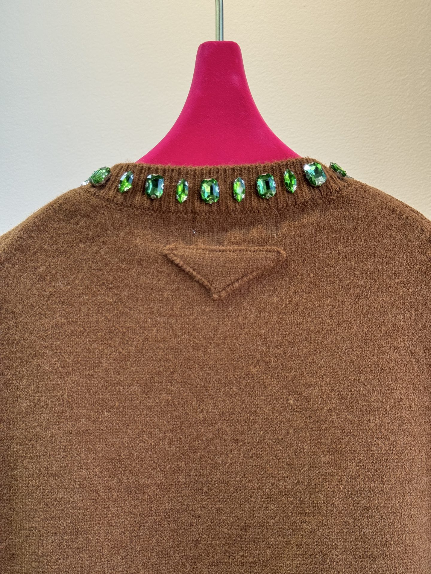 Pra*宝石💎短袖毛衣采用短袖圆领短款版型，修身剪裁贴合上半身线条，短款设计能拉高腰线，优化身材比例；面