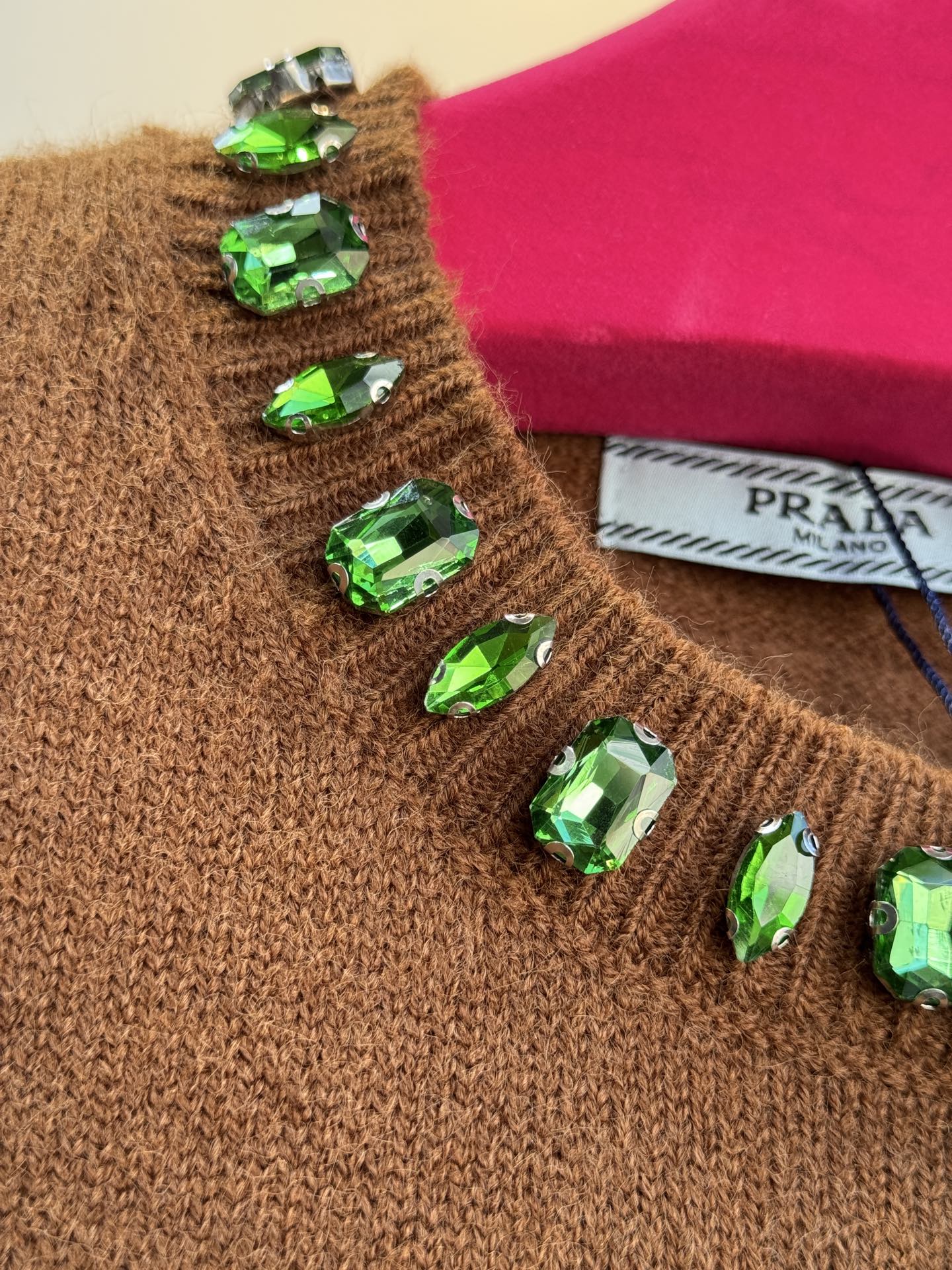 Pra*宝石💎短袖毛衣采用短袖圆领短款版型，修身剪裁贴合上半身线条，短款设计能拉高腰线，优化身材比例；面