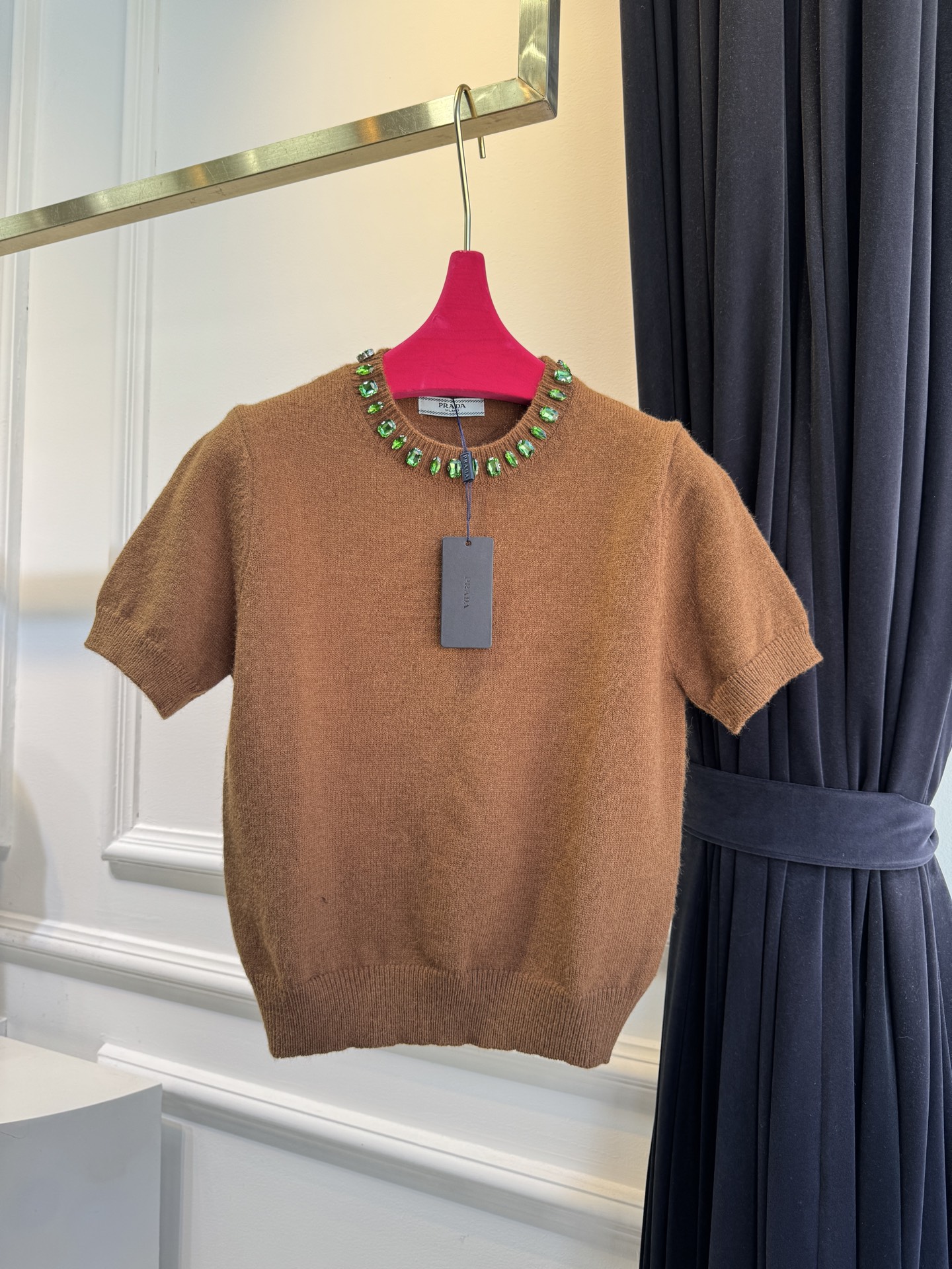 Pra*宝石💎短袖毛衣采用短袖圆领短款版型，修身剪裁贴合上半身线条，短款设计能拉高腰线，优化身材比例；面