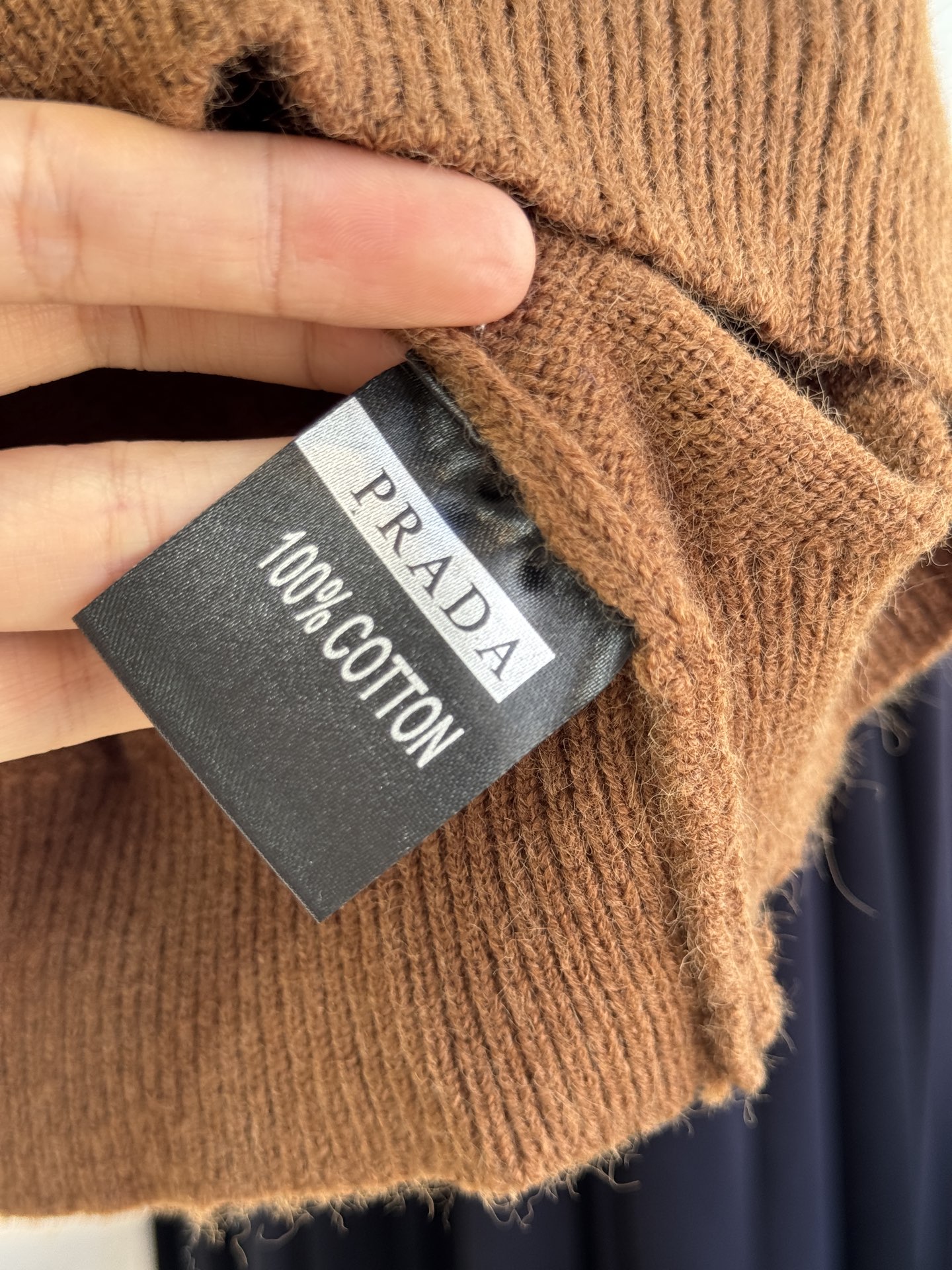 Pra*宝石💎短袖毛衣采用短袖圆领短款版型，修身剪裁贴合上半身线条，短款设计能拉高腰线，优化身材比例；面