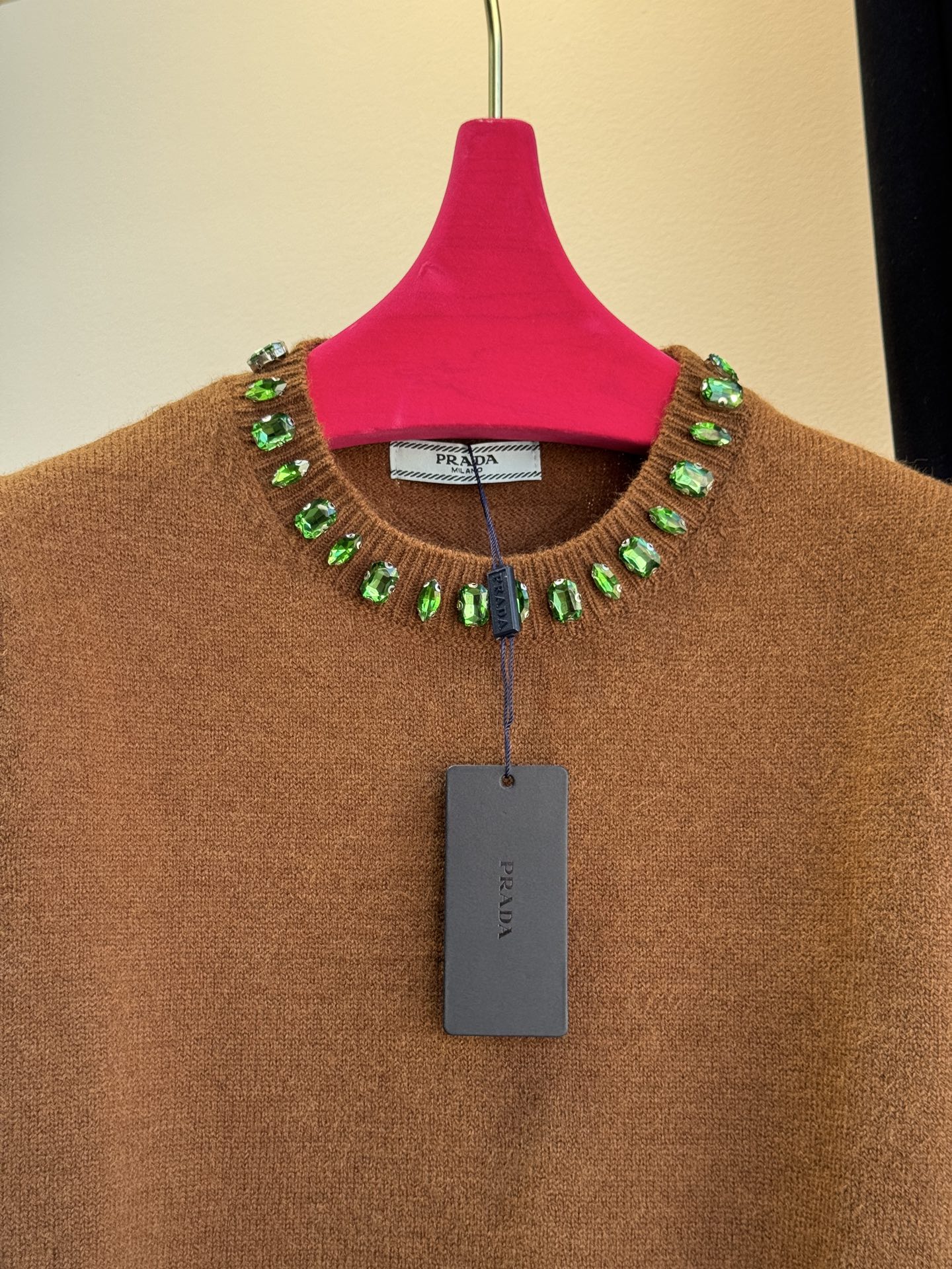 Pra*宝石💎短袖毛衣采用短袖圆领短款版型，修身剪裁贴合上半身线条，短款设计能拉高腰线，优化身材比例；面