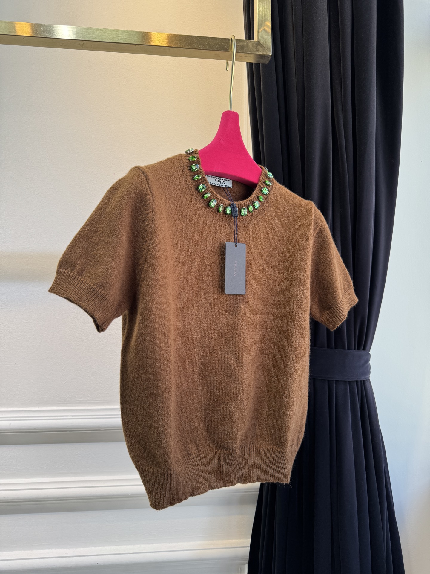 Pra*宝石💎短袖毛衣采用短袖圆领短款版型，修身剪裁贴合上半身线条，短款设计能拉高腰线，优化身材比例；面