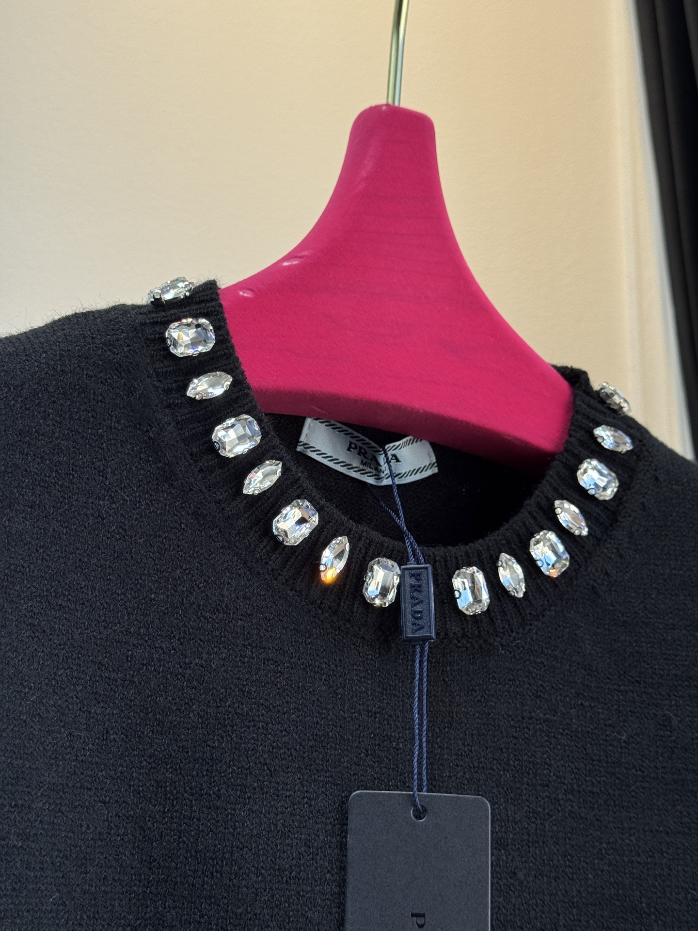 Pra*宝石💎短袖毛衣采用短袖圆领短款版型，修身剪裁贴合上半身线条，短款设计能拉高腰线，优化身材比例；面