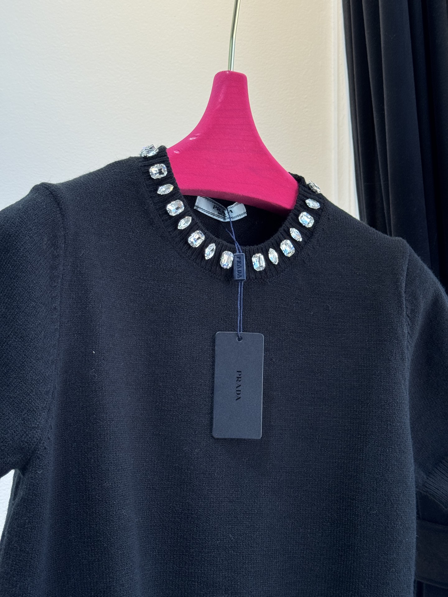 Pra*宝石💎短袖毛衣采用短袖圆领短款版型，修身剪裁贴合上半身线条，短款设计能拉高腰线，优化身材比例；面