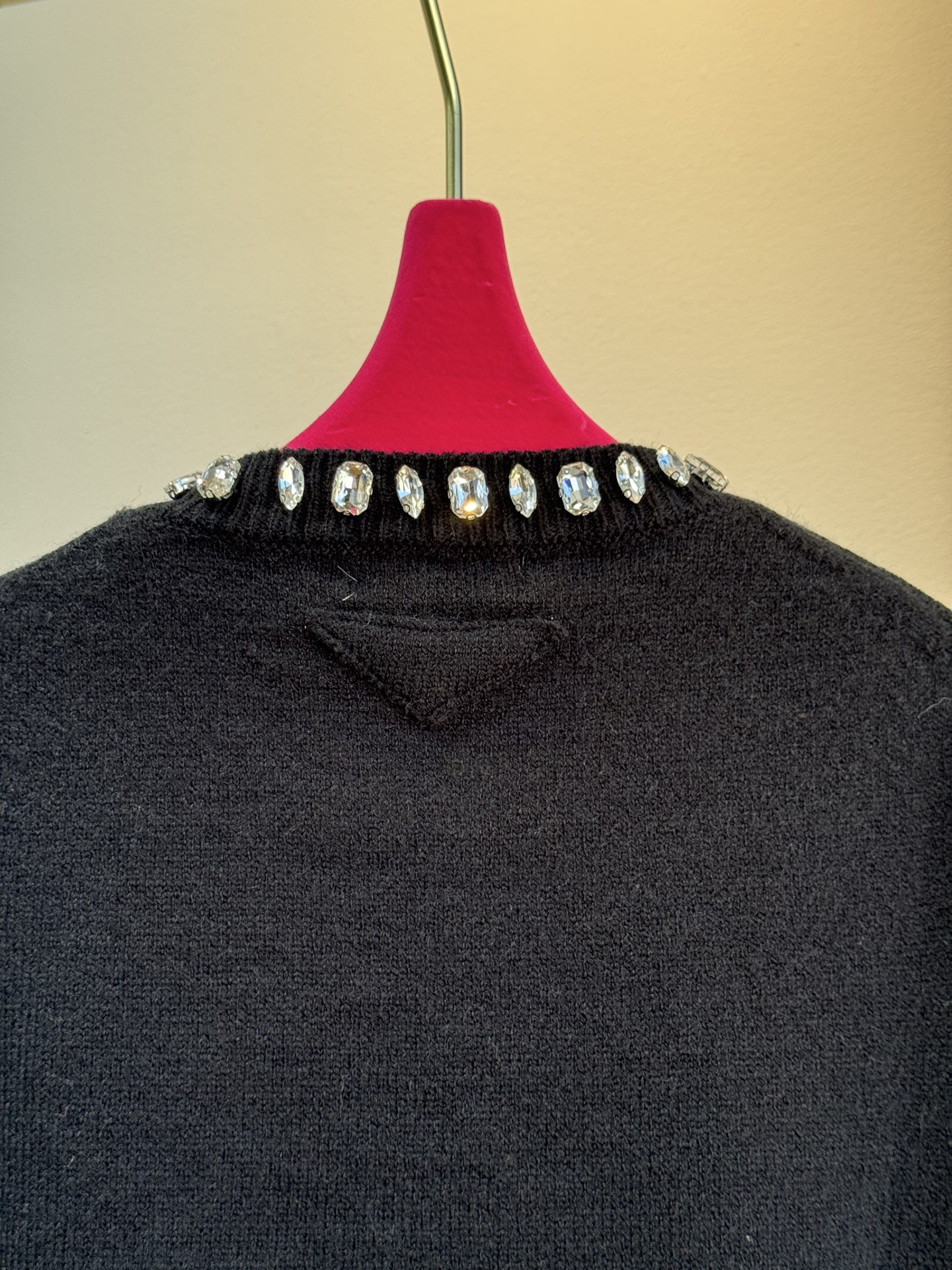 Pra*宝石💎短袖毛衣采用短袖圆领短款版型，修身剪裁贴合上半身线条，短款设计能拉高腰线，优化身材比例；面