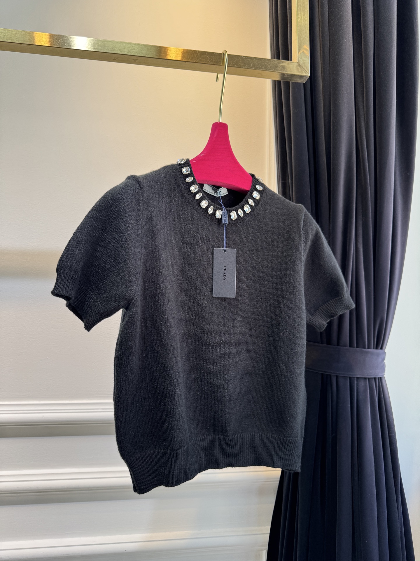 Pra*宝石💎短袖毛衣采用短袖圆领短款版型，修身剪裁贴合上半身线条，短款设计能拉高腰线，优化身材比例；面