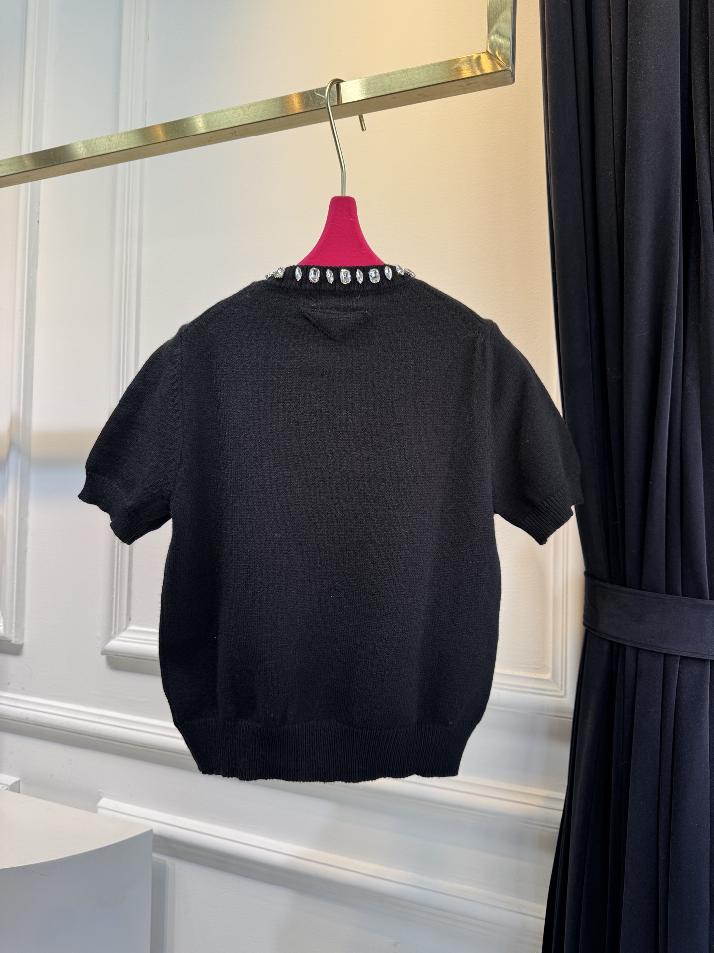 Pra*宝石💎短袖毛衣采用短袖圆领短款版型，修身剪裁贴合上半身线条，短款设计能拉高腰线，优化身材比例；面