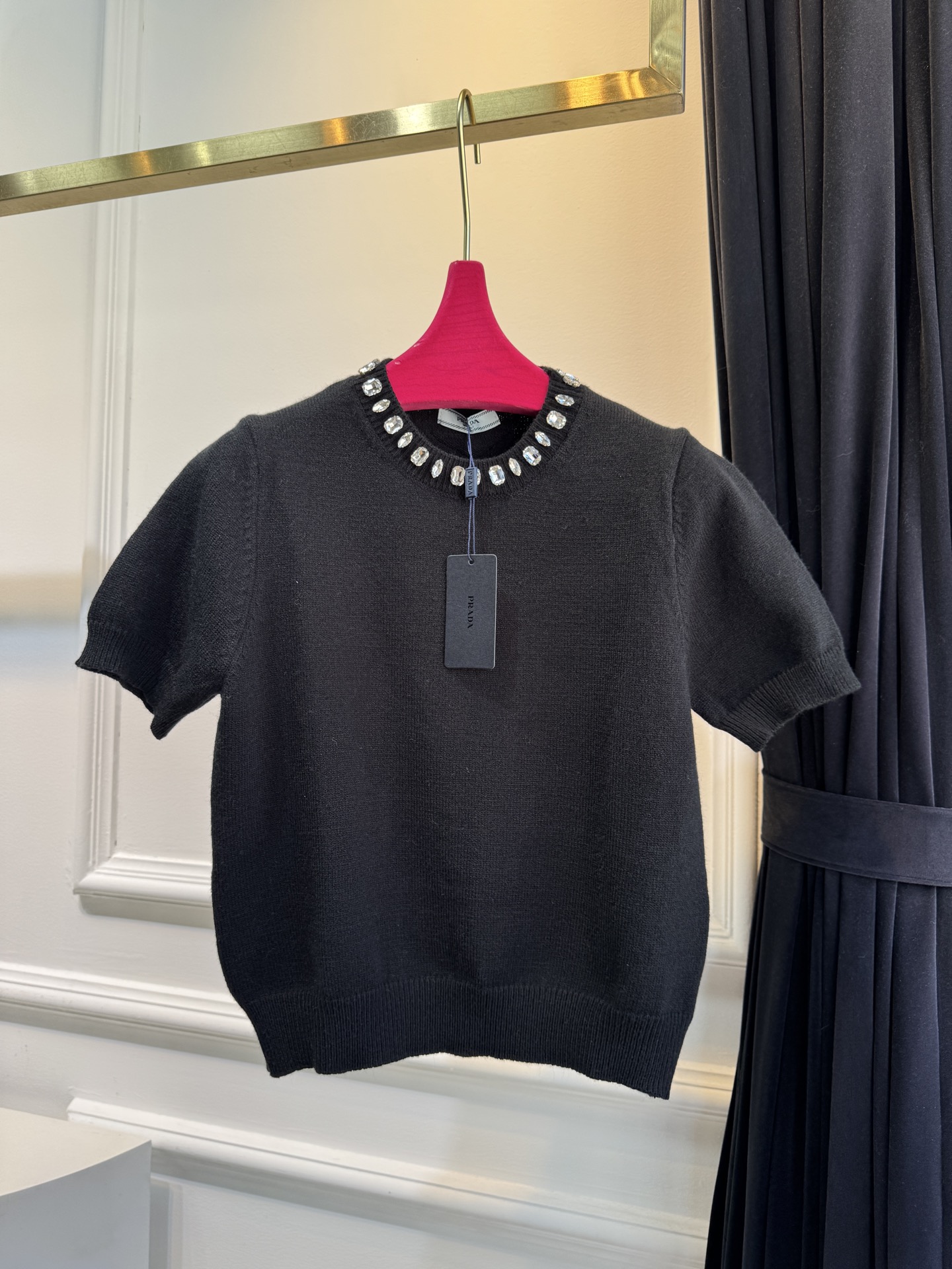 Pra*宝石💎短袖毛衣采用短袖圆领短款版型，修身剪裁贴合上半身线条，短款设计能拉高腰线，优化身材比例；面