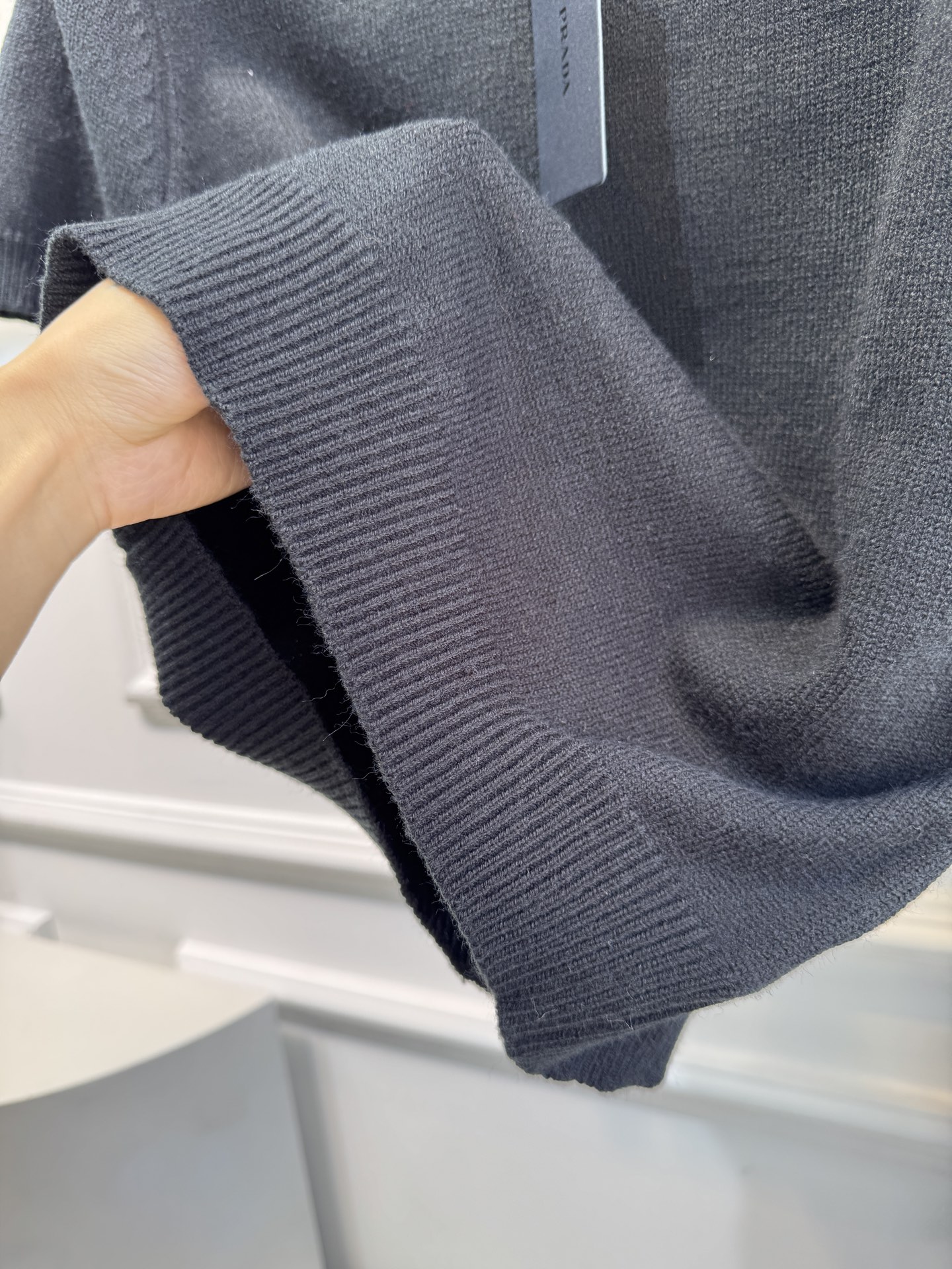 Pra*宝石💎短袖毛衣采用短袖圆领短款版型，修身剪裁贴合上半身线条，短款设计能拉高腰线，优化身材比例；面