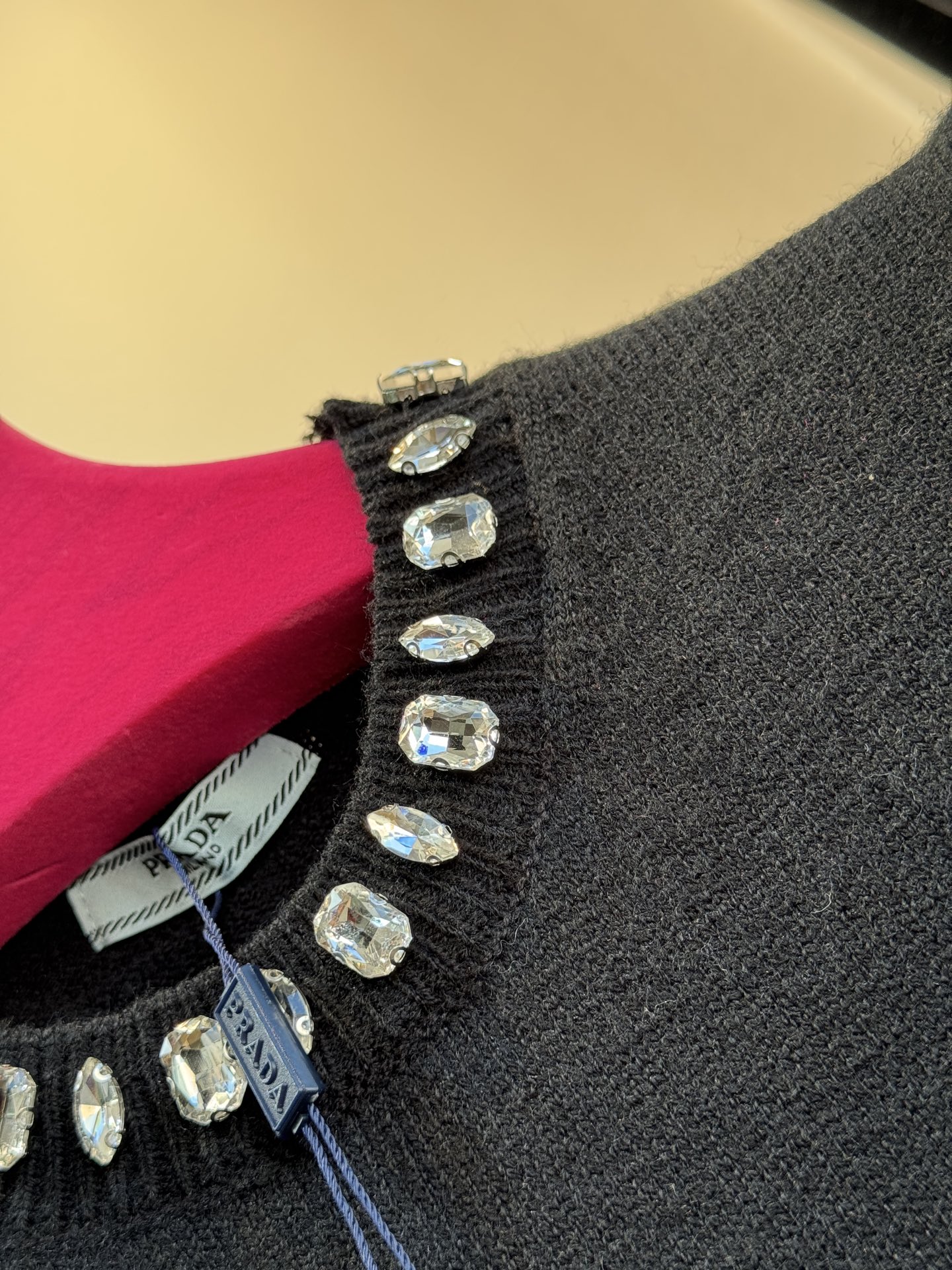 Pra*宝石💎短袖毛衣采用短袖圆领短款版型，修身剪裁贴合上半身线条，短款设计能拉高腰线，优化身材比例；面