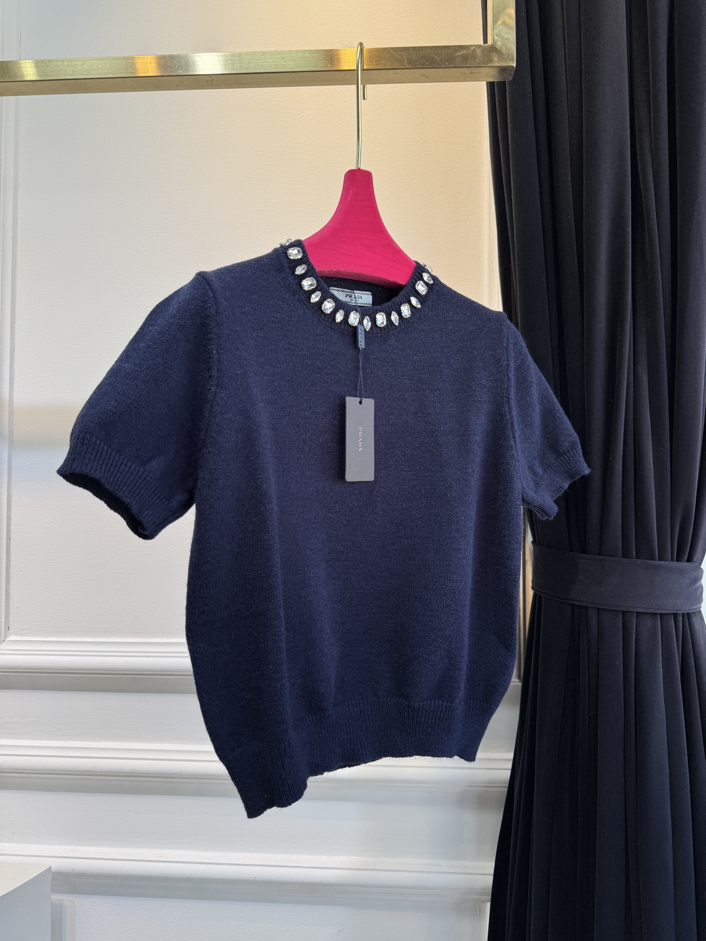 Pra*宝石💎短袖毛衣采用短袖圆领短款版型，修身剪裁贴合上半身线条，短款设计能拉高腰线，优化身材比例；面