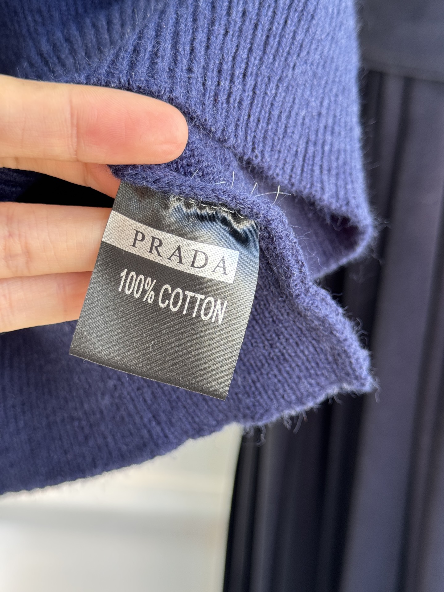 Pra*宝石💎短袖毛衣采用短袖圆领短款版型，修身剪裁贴合上半身线条，短款设计能拉高腰线，优化身材比例；面