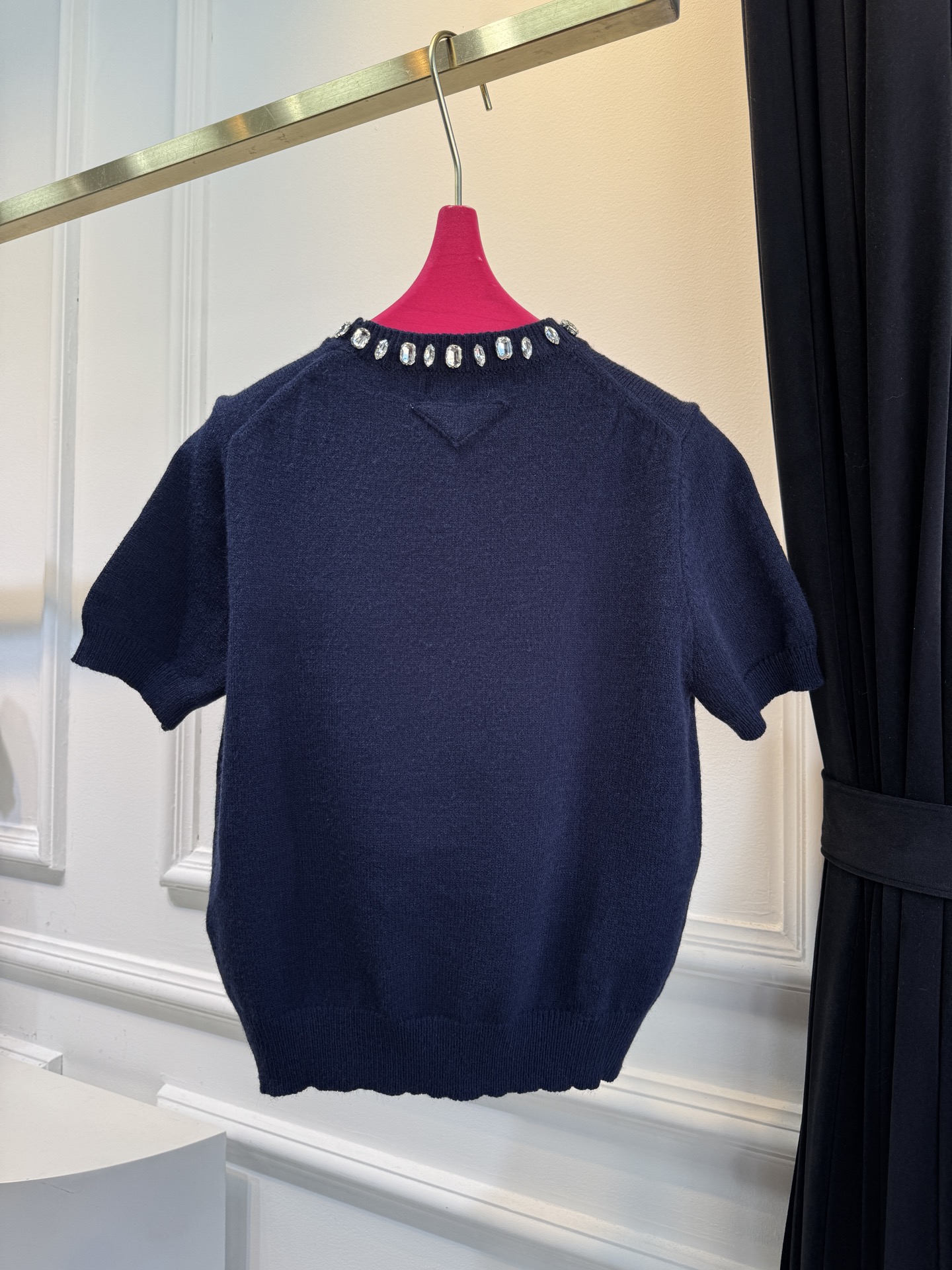 Pra*宝石💎短袖毛衣采用短袖圆领短款版型，修身剪裁贴合上半身线条，短款设计能拉高腰线，优化身材比例；面