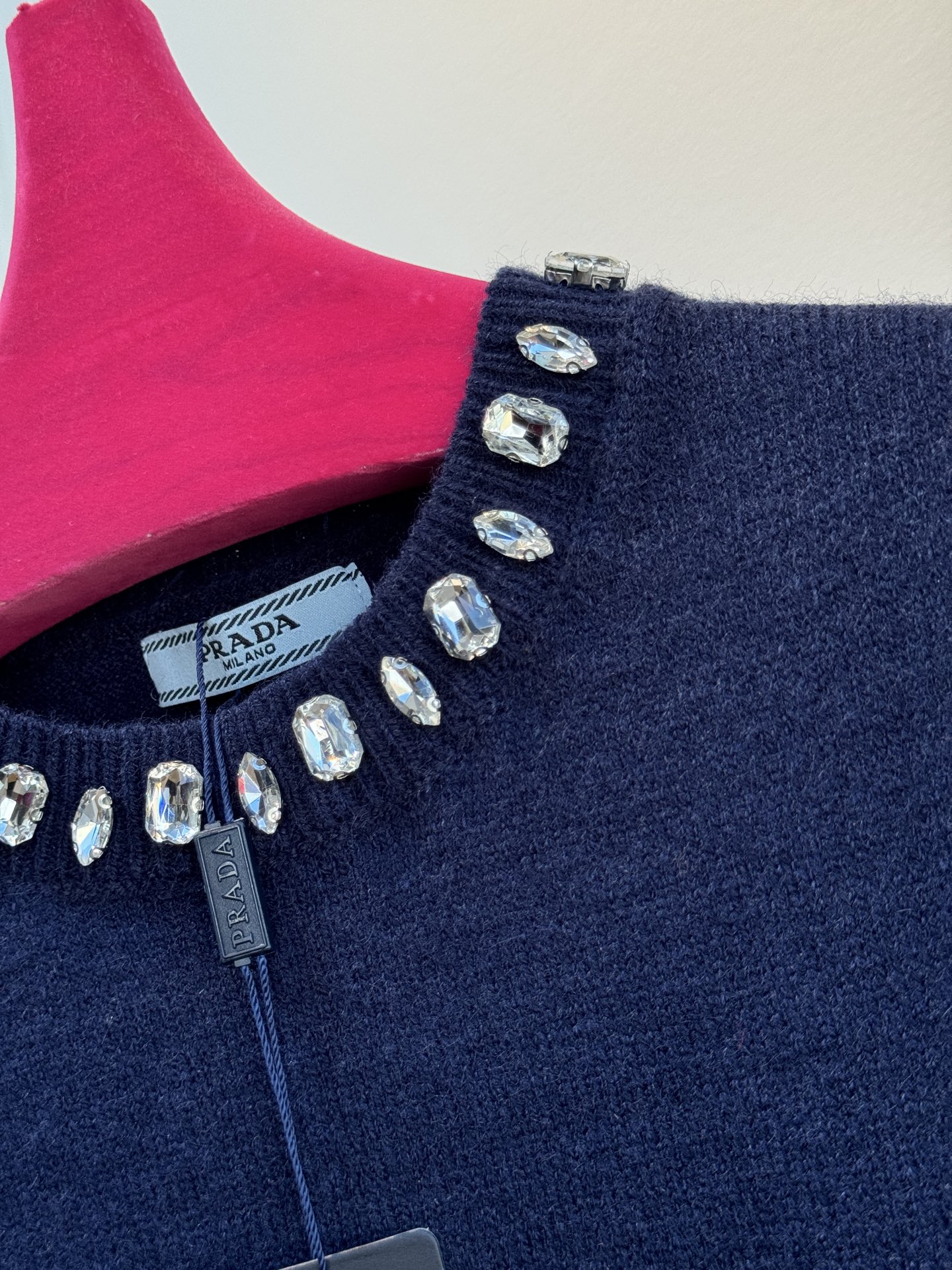 Pra*宝石💎短袖毛衣采用短袖圆领短款版型，修身剪裁贴合上半身线条，短款设计能拉高腰线，优化身材比例；面