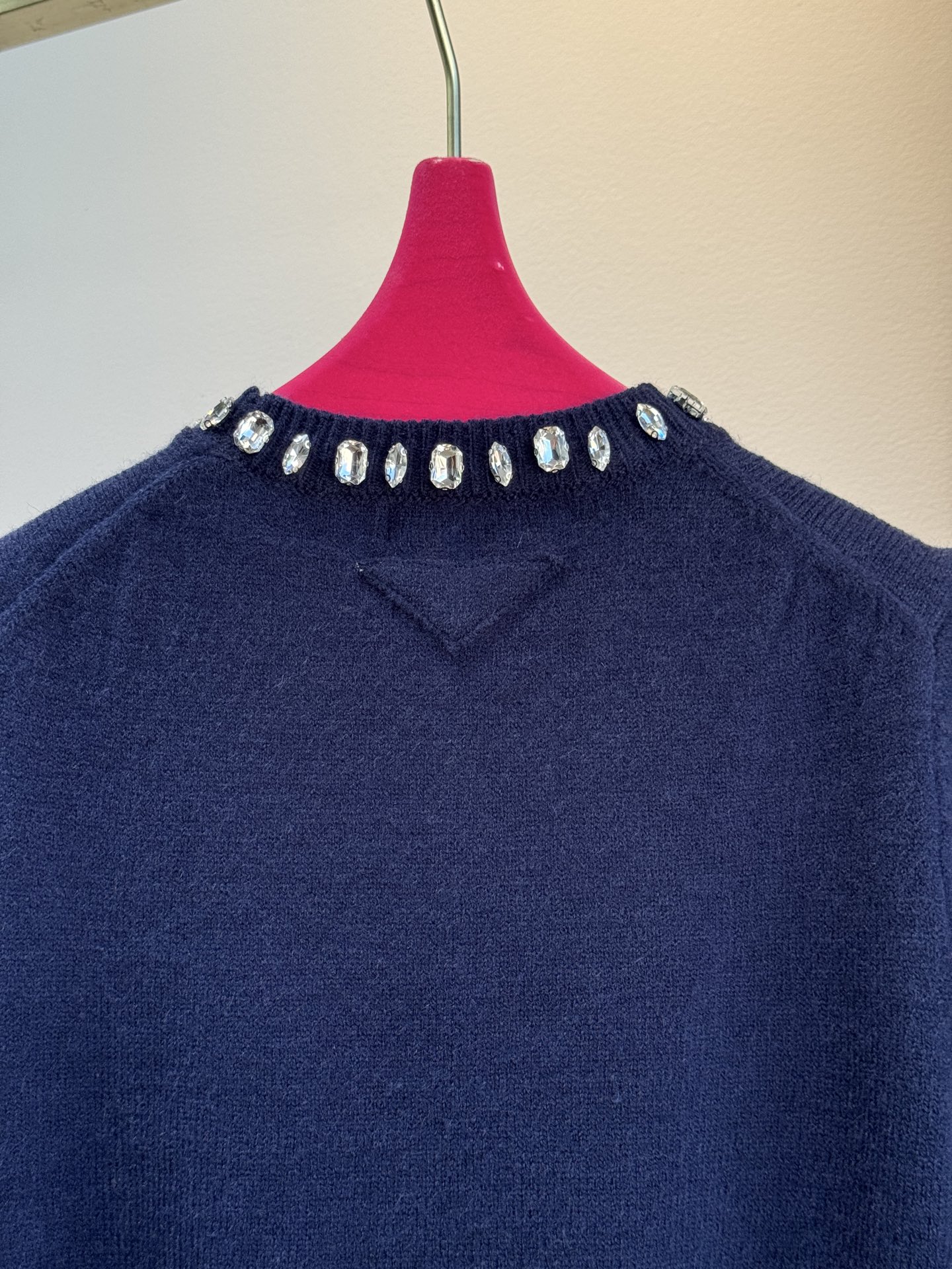 Pra*宝石💎短袖毛衣采用短袖圆领短款版型，修身剪裁贴合上半身线条，短款设计能拉高腰线，优化身材比例；面