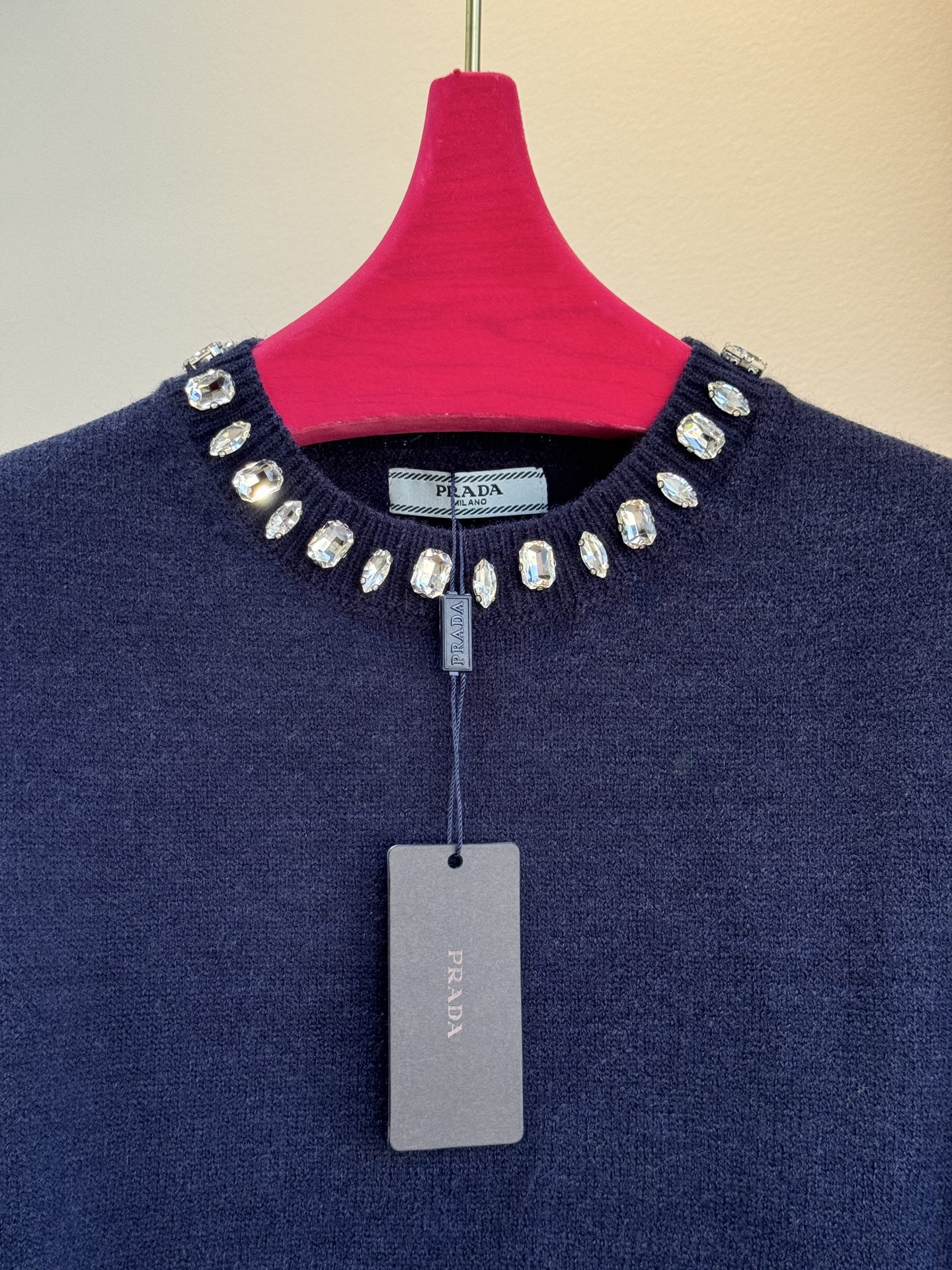 Pra*宝石💎短袖毛衣采用短袖圆领短款版型，修身剪裁贴合上半身线条，短款设计能拉高腰线，优化身材比例；面