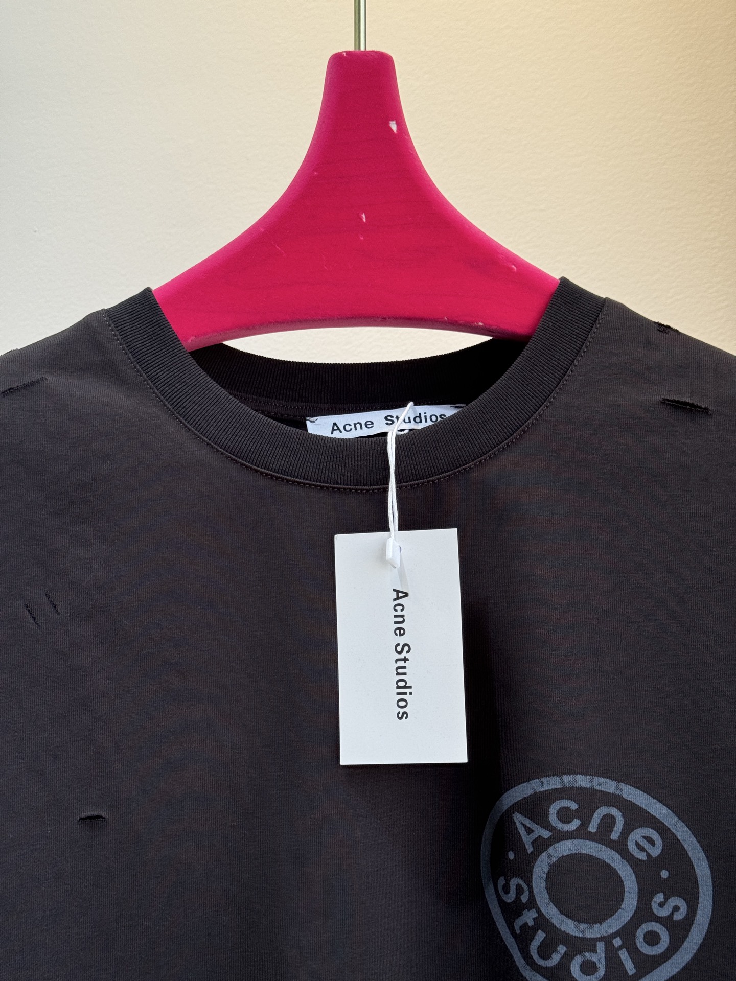 Acne Studios破洞T恤采用oversize圆领短袖版型，宽松剪裁带来无束缚的穿着体验，下摆的不