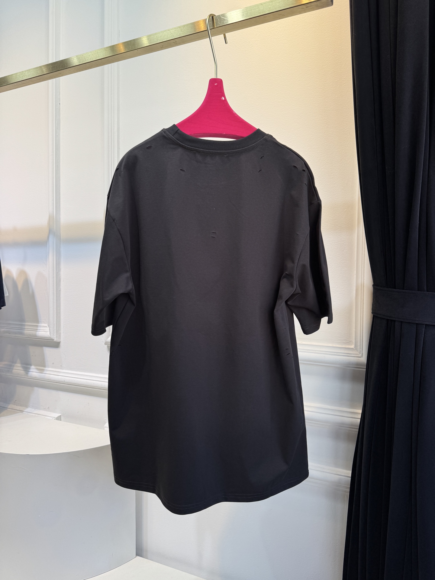 Acne Studios破洞T恤采用oversize圆领短袖版型，宽松剪裁带来无束缚的穿着体验，下摆的不