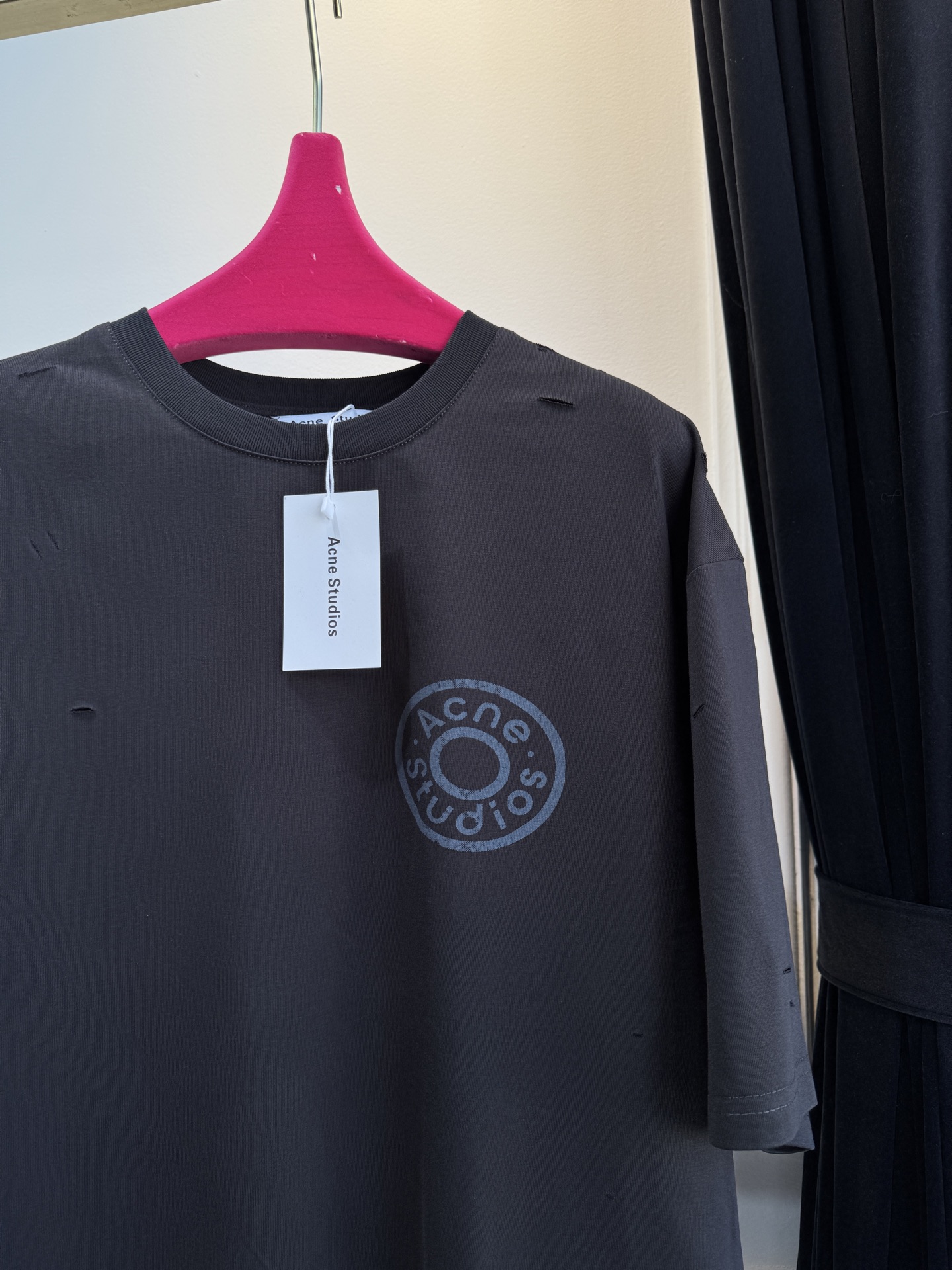 Acne Studios破洞T恤采用oversize圆领短袖版型，宽松剪裁带来无束缚的穿着体验，下摆的不