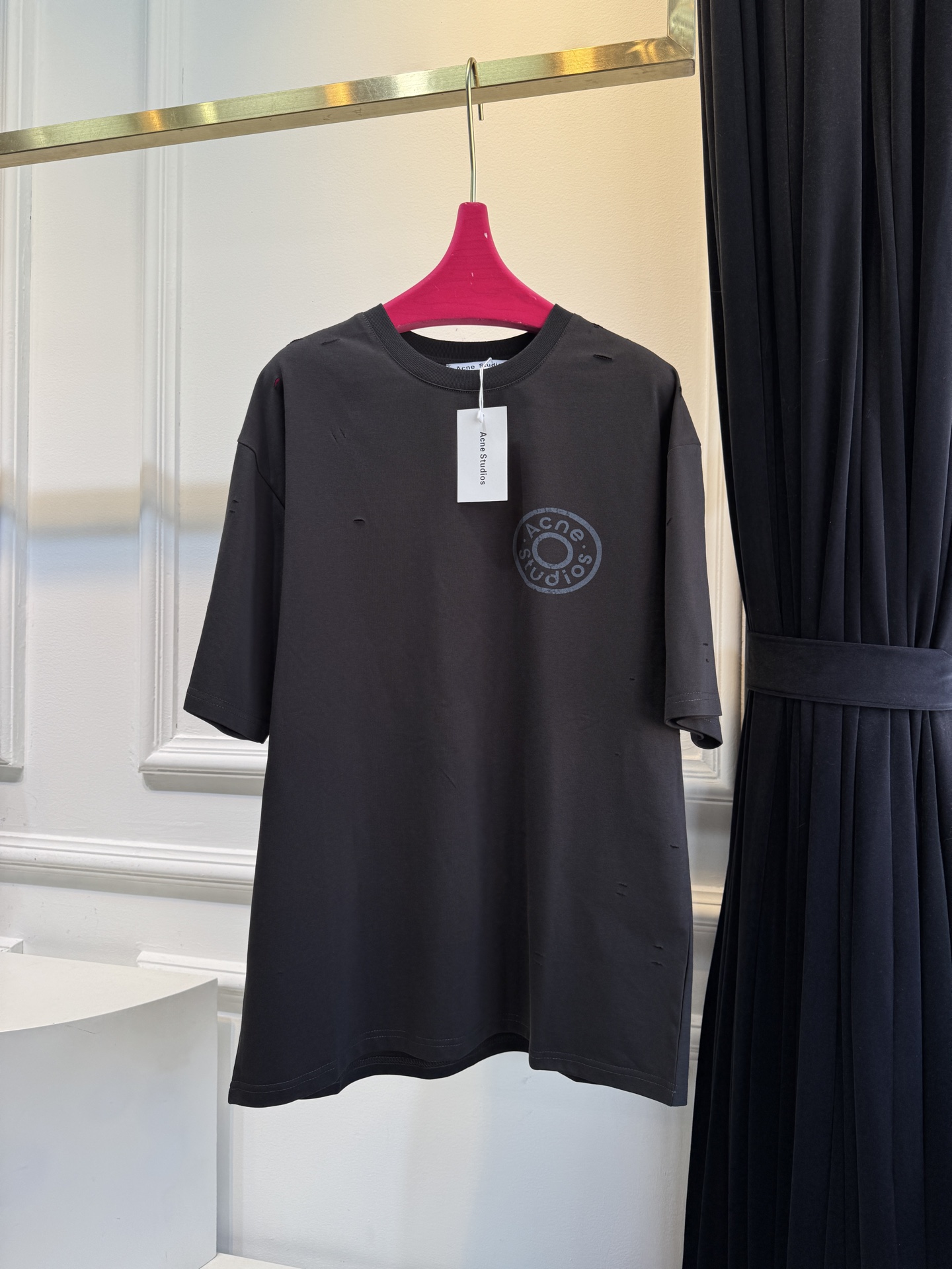 Acne Studios破洞T恤采用oversize圆领短袖版型，宽松剪裁带来无束缚的穿着体验，下摆的不