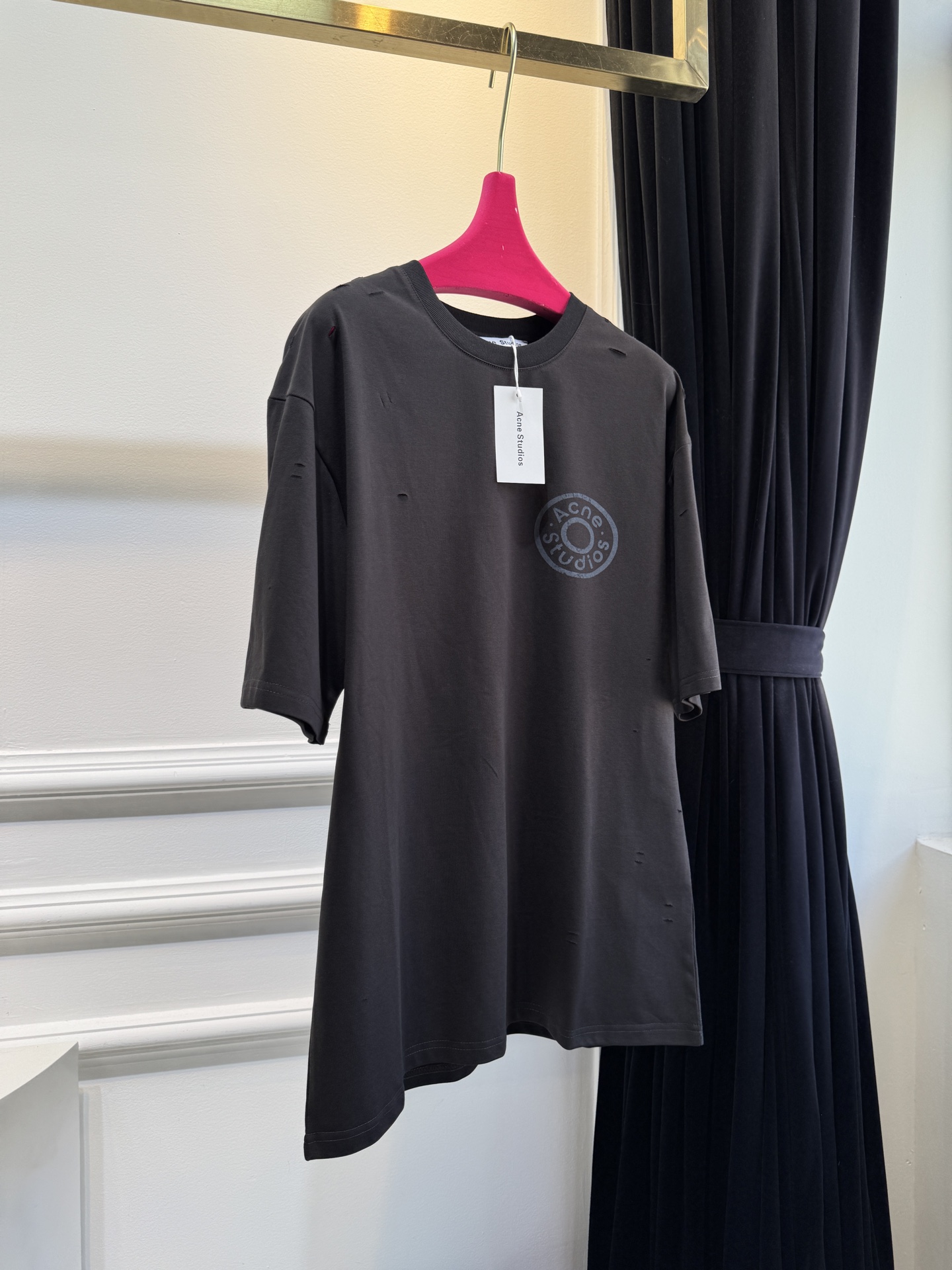 Acne Studios破洞T恤采用oversize圆领短袖版型，宽松剪裁带来无束缚的穿着体验，下摆的不