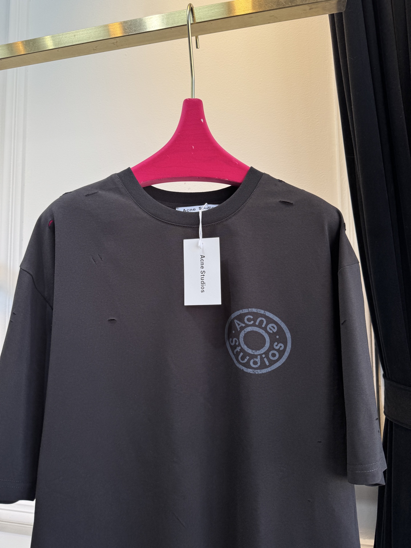 Acne Studios破洞T恤采用oversize圆领短袖版型，宽松剪裁带来无束缚的穿着体验，下摆的不